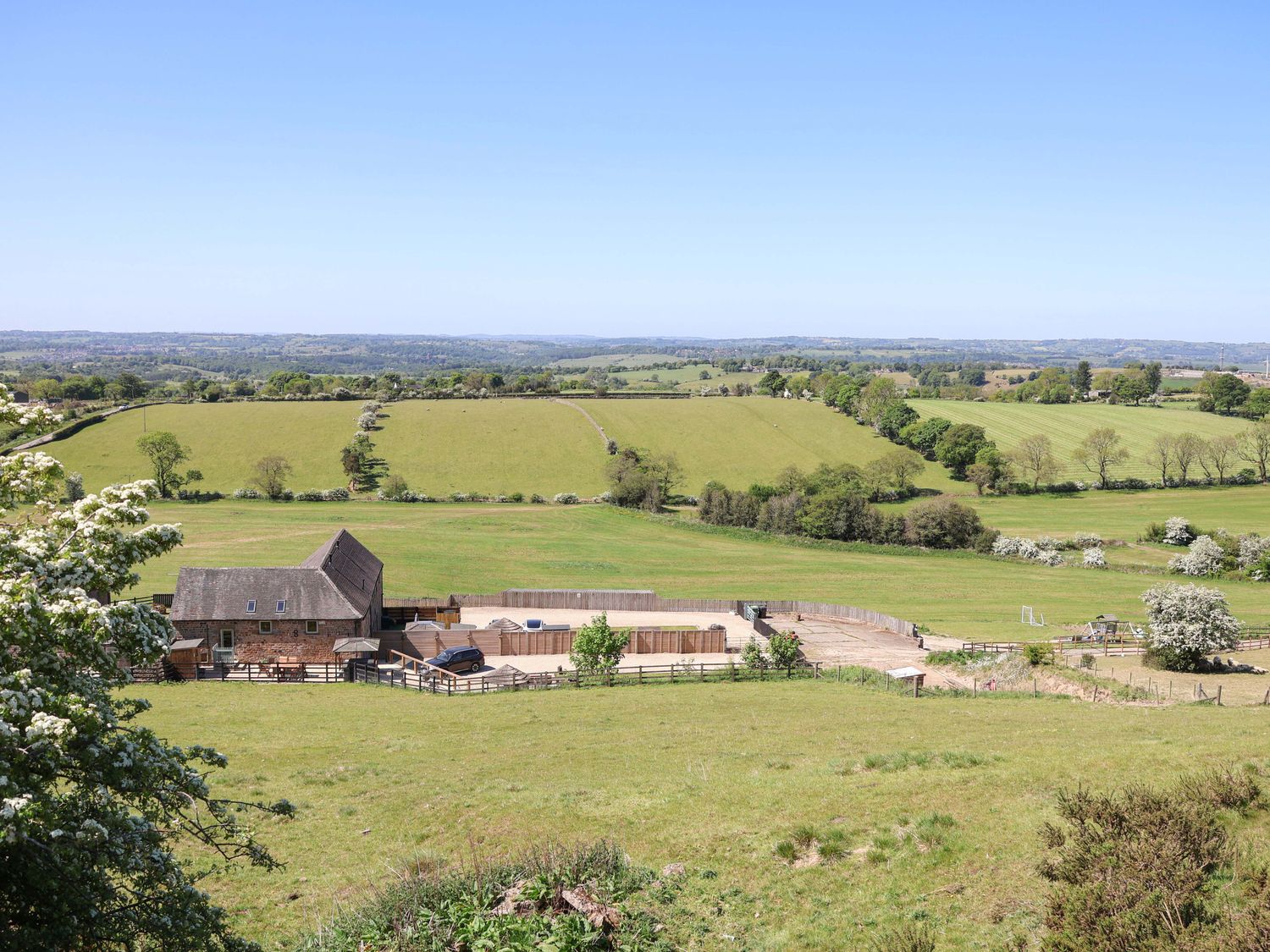 Parlour Barn in Leek, Staffordshire. Hot tub. Woodburning stove. Sauna. Games room. Pet-friendly. TV