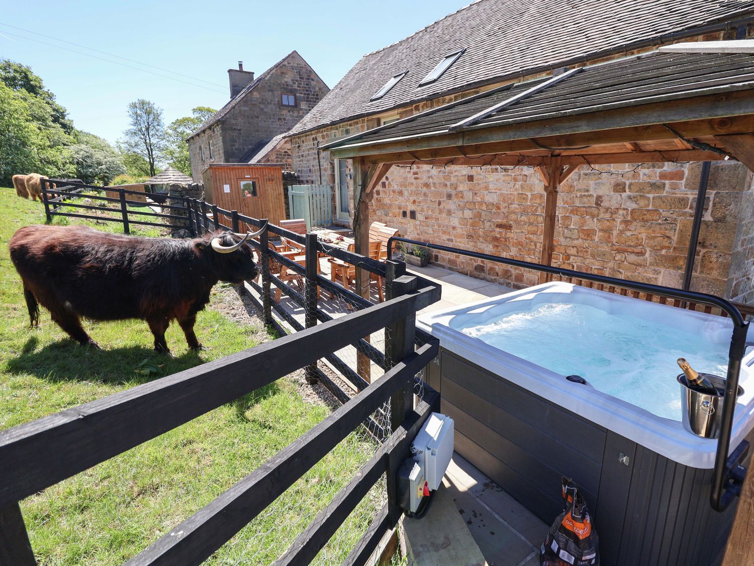 Parlour Barn in Leek, Staffordshire. Hot tub. Woodburning stove. Sauna. Games room. Pet-friendly. TV