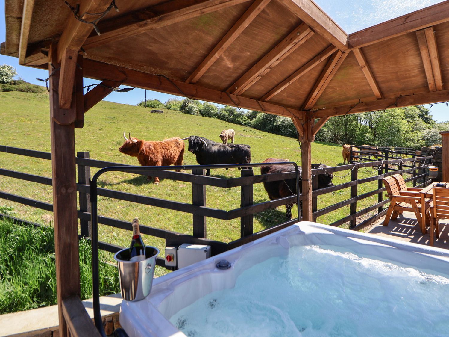 Parlour Barn in Leek, Staffordshire. Hot tub. Woodburning stove. Sauna. Games room. Pet-friendly. TV