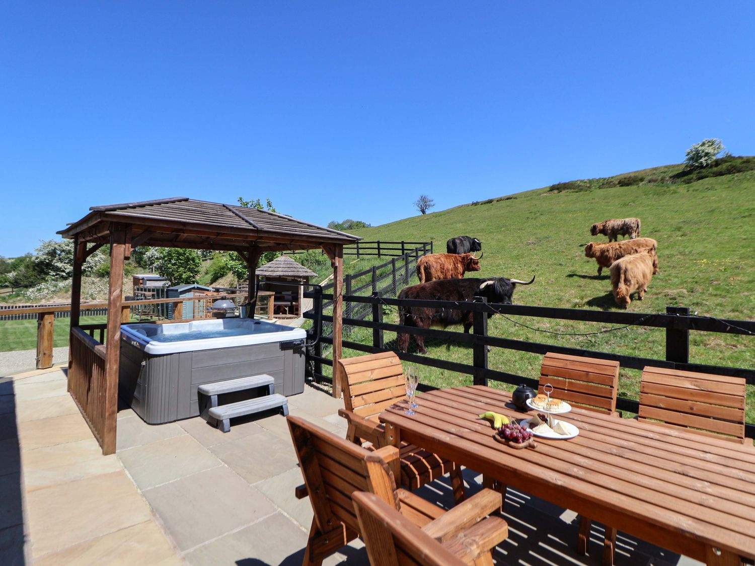 Parlour Barn in Leek, Staffordshire. Hot tub. Woodburning stove. Sauna. Games room. Pet-friendly. TV