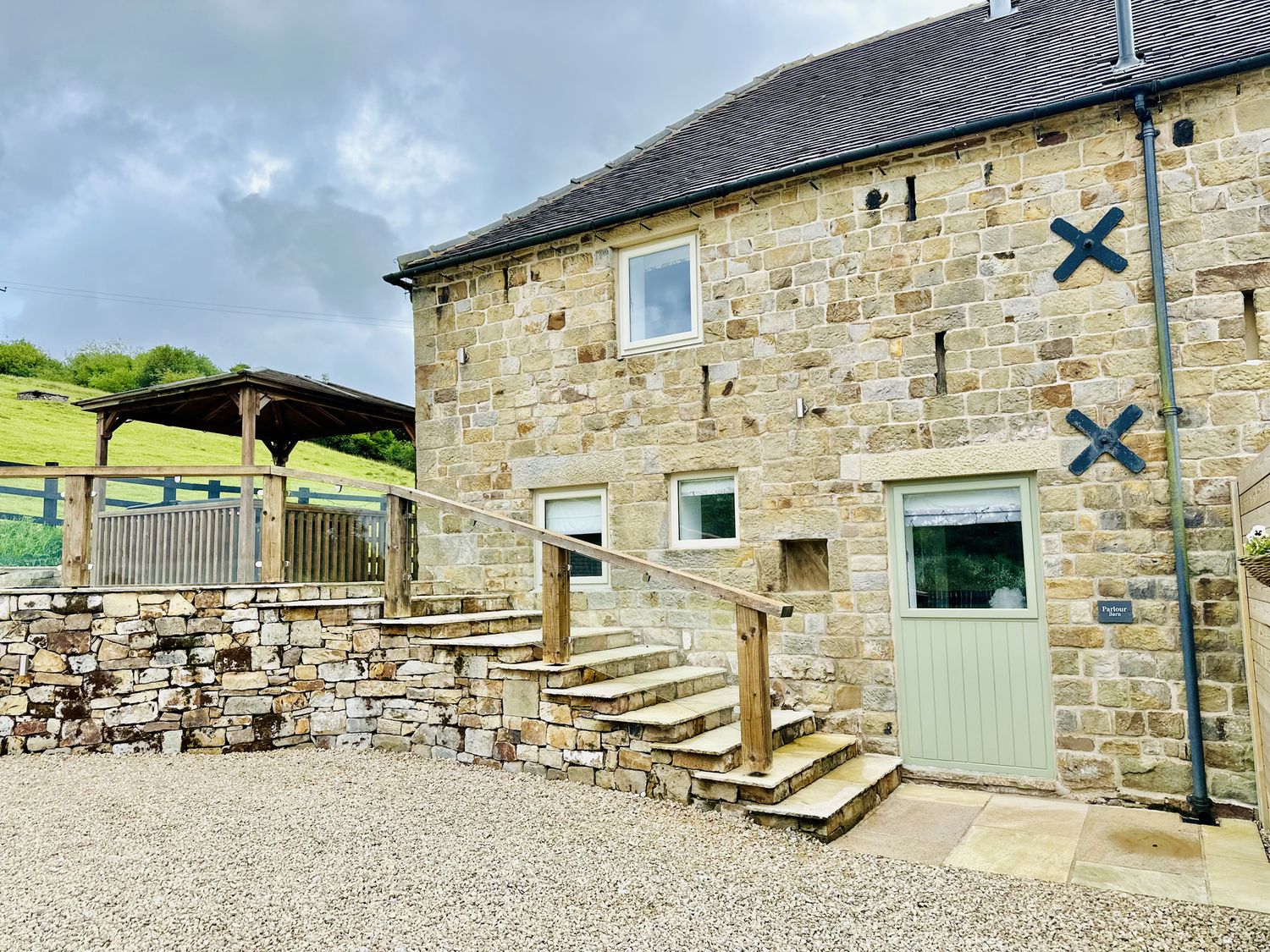 Parlour Barn in Leek, Staffordshire. Hot tub. Woodburning stove. Sauna. Games room. Pet-friendly. TV
