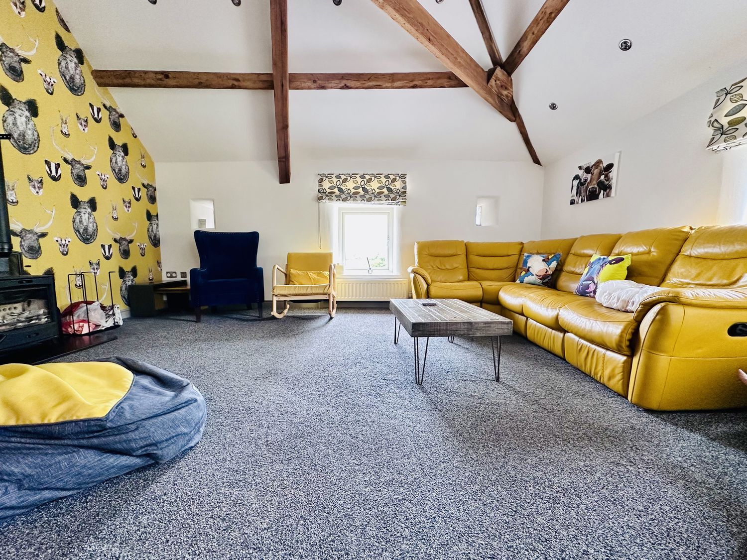 Parlour Barn in Leek, Staffordshire. Hot tub. Woodburning stove. Sauna. Games room. Pet-friendly. TV