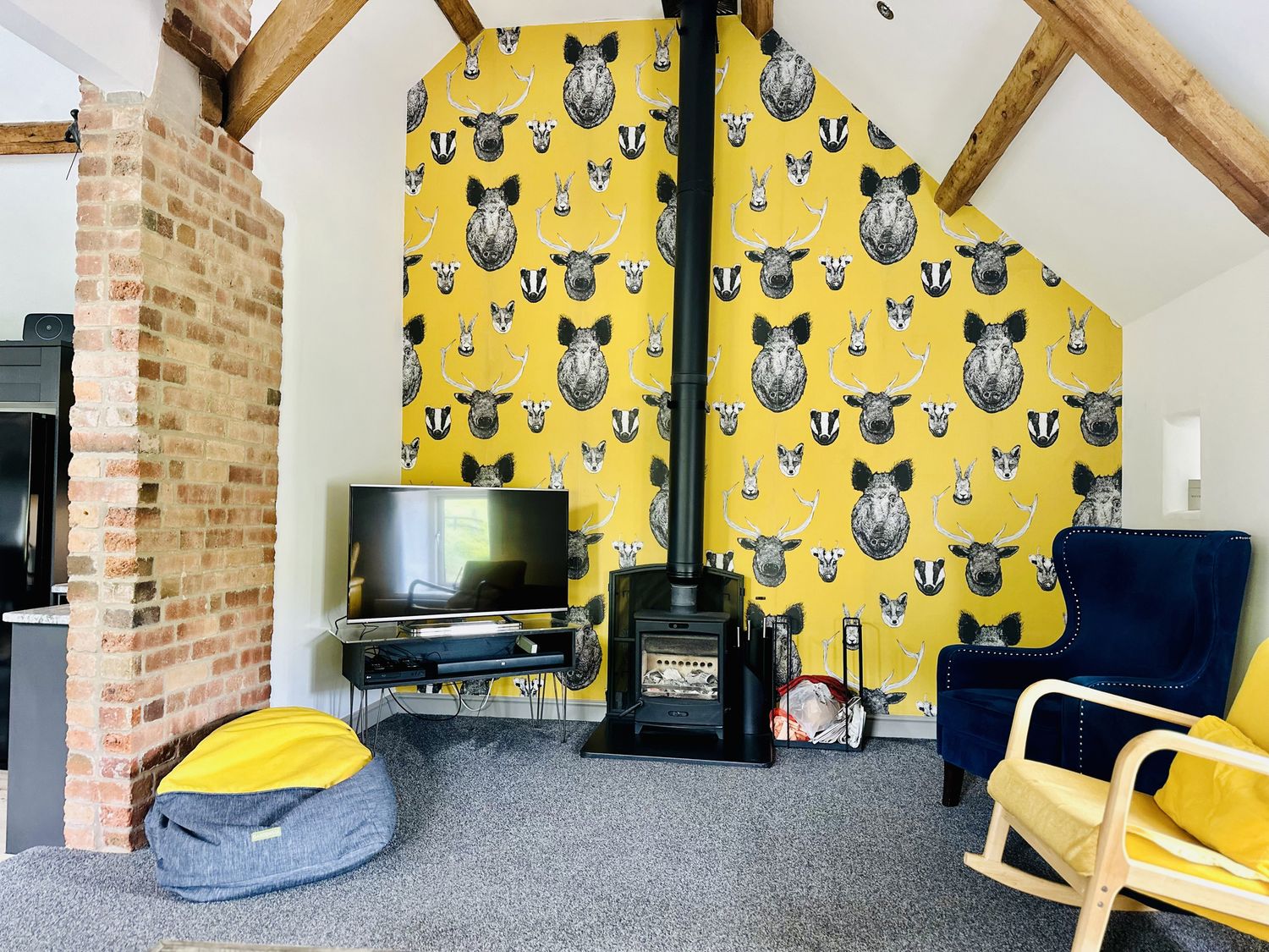 Parlour Barn in Leek, Staffordshire. Hot tub. Woodburning stove. Sauna. Games room. Pet-friendly. TV