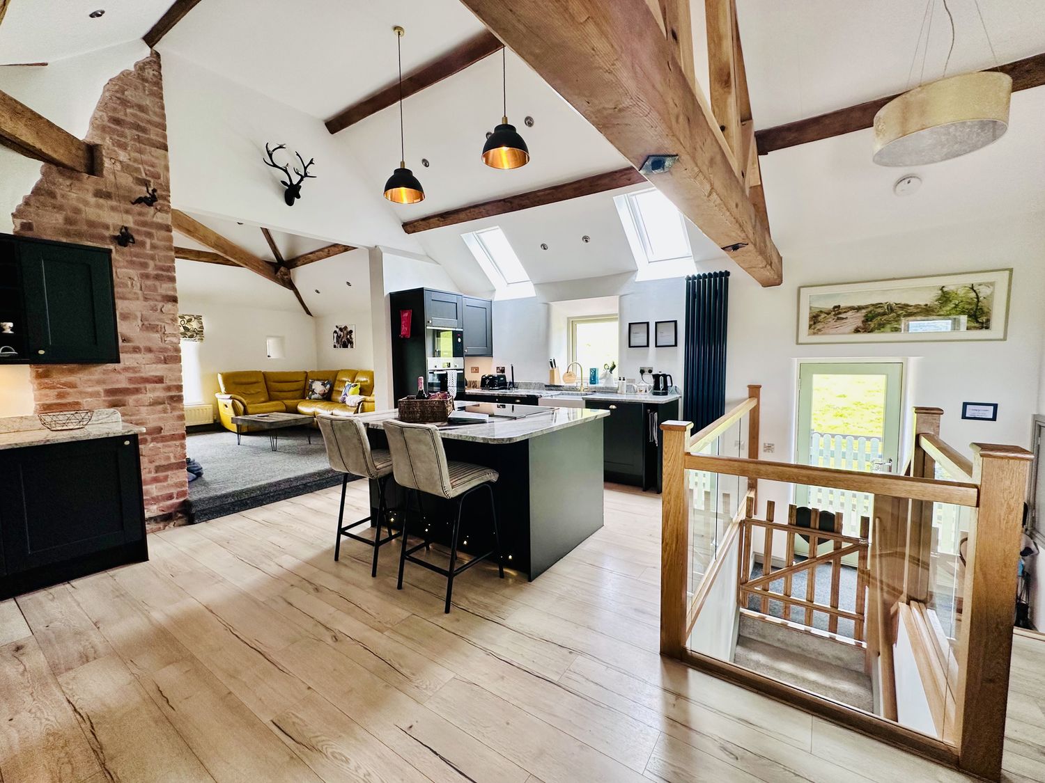 Parlour Barn in Leek, Staffordshire. Hot tub. Woodburning stove. Sauna. Games room. Pet-friendly. TV