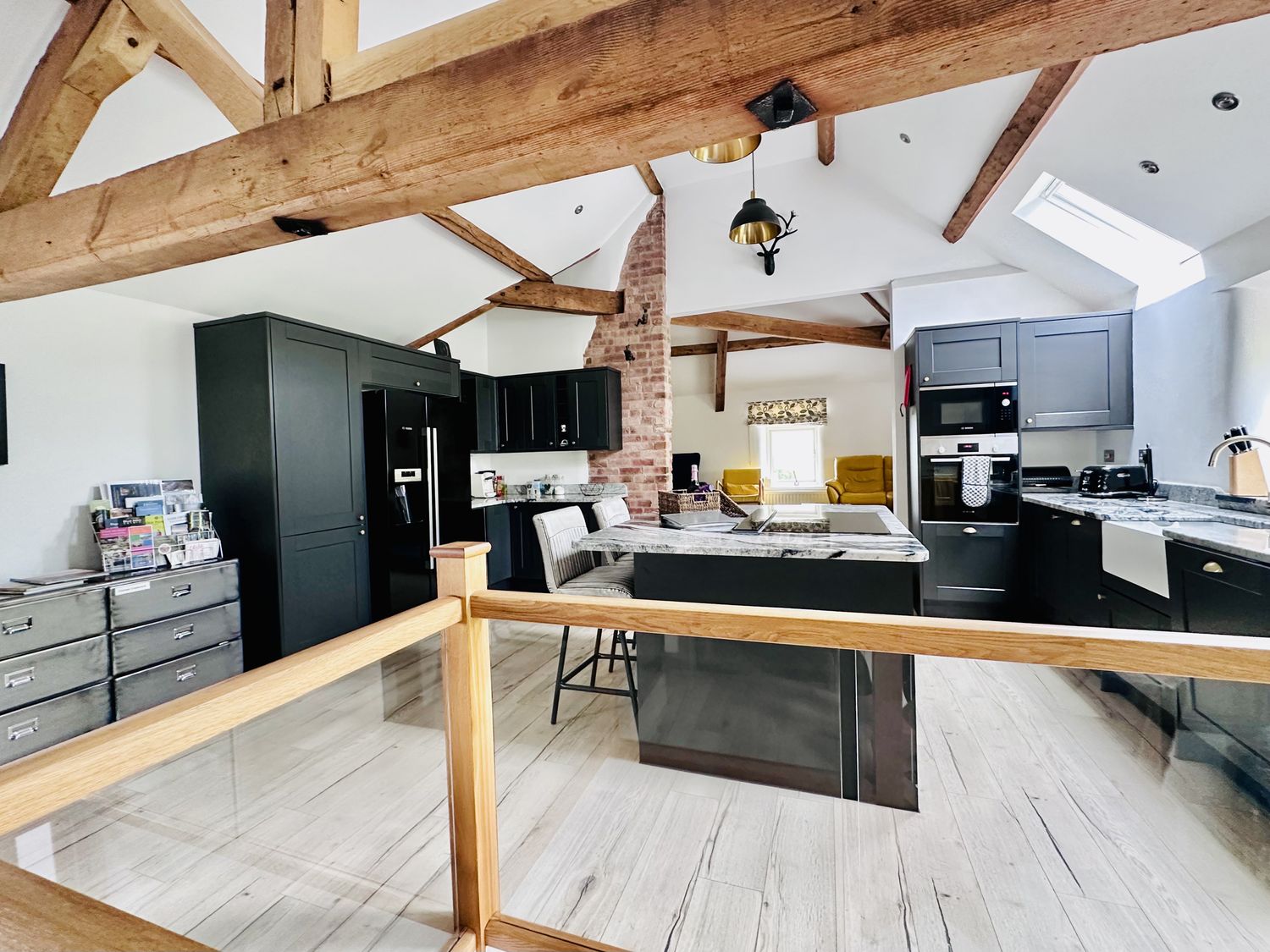 Parlour Barn in Leek, Staffordshire. Hot tub. Woodburning stove. Sauna. Games room. Pet-friendly. TV
