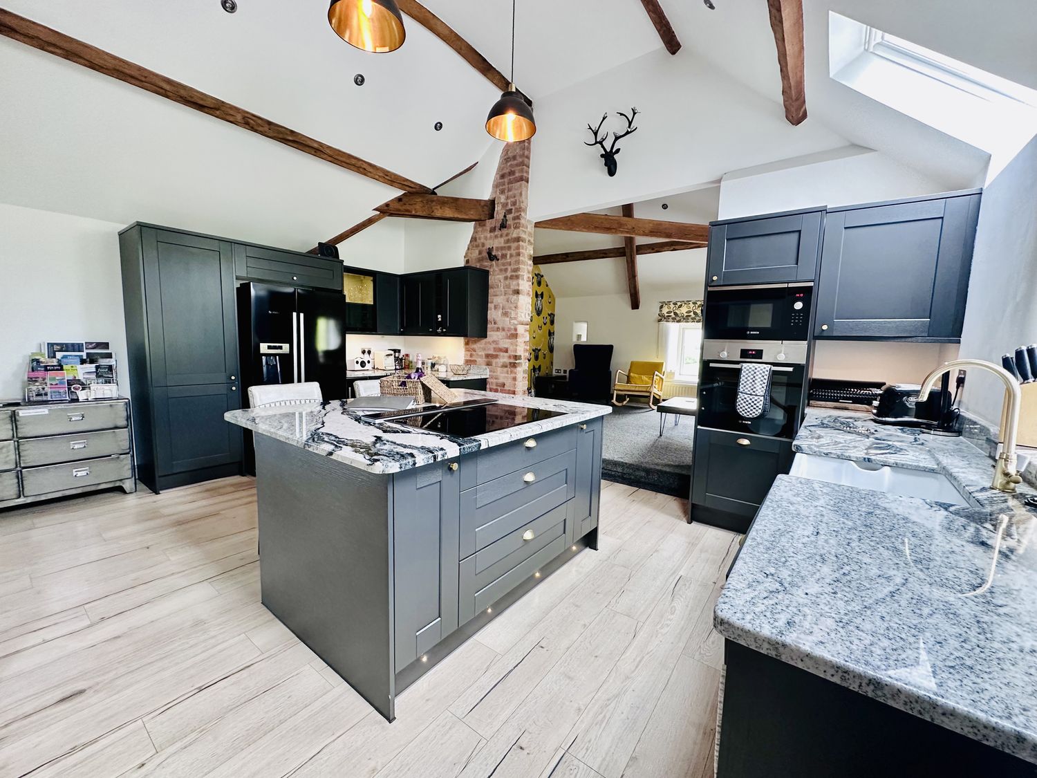Parlour Barn in Leek, Staffordshire. Hot tub. Woodburning stove. Sauna. Games room. Pet-friendly. TV