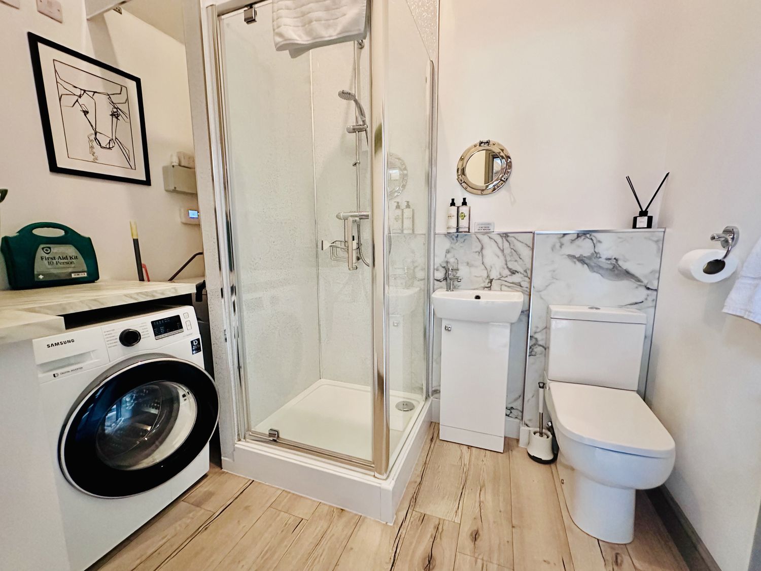 Parlour Barn in Leek, Staffordshire. Hot tub. Woodburning stove. Sauna. Games room. Pet-friendly. TV
