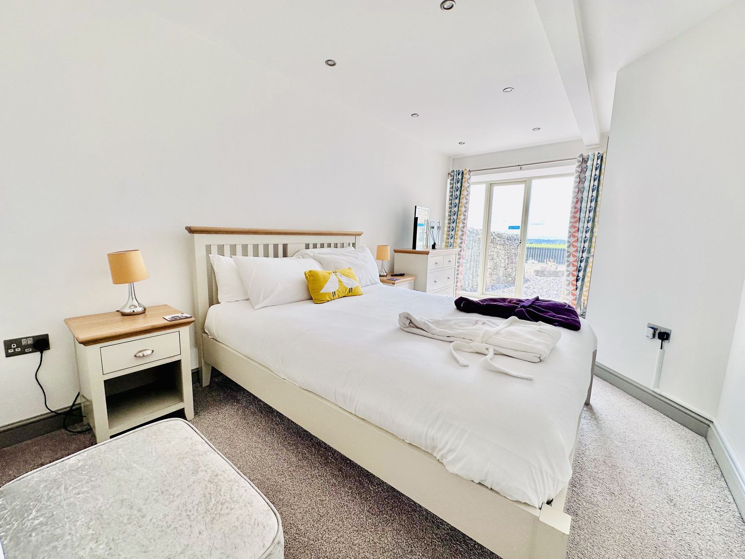 Parlour Barn in Leek, Staffordshire. Hot tub. Woodburning stove. Sauna. Games room. Pet-friendly. TV