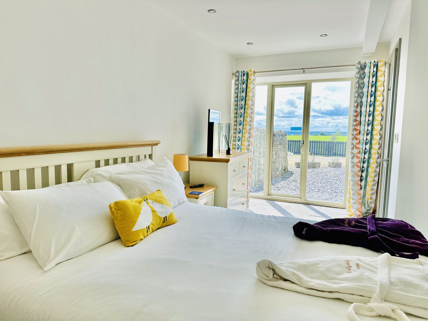 Parlour Barn in Leek, Staffordshire. Hot tub. Woodburning stove. Sauna. Games room. Pet-friendly. TV