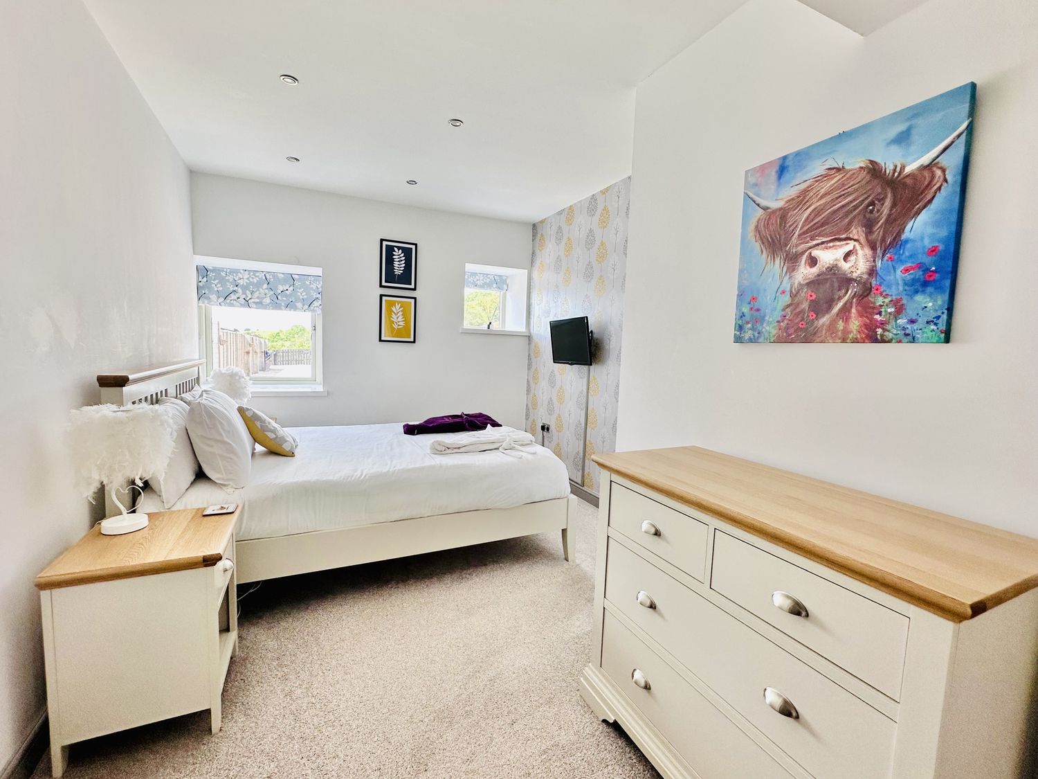 Parlour Barn in Leek, Staffordshire. Hot tub. Woodburning stove. Sauna. Games room. Pet-friendly. TV