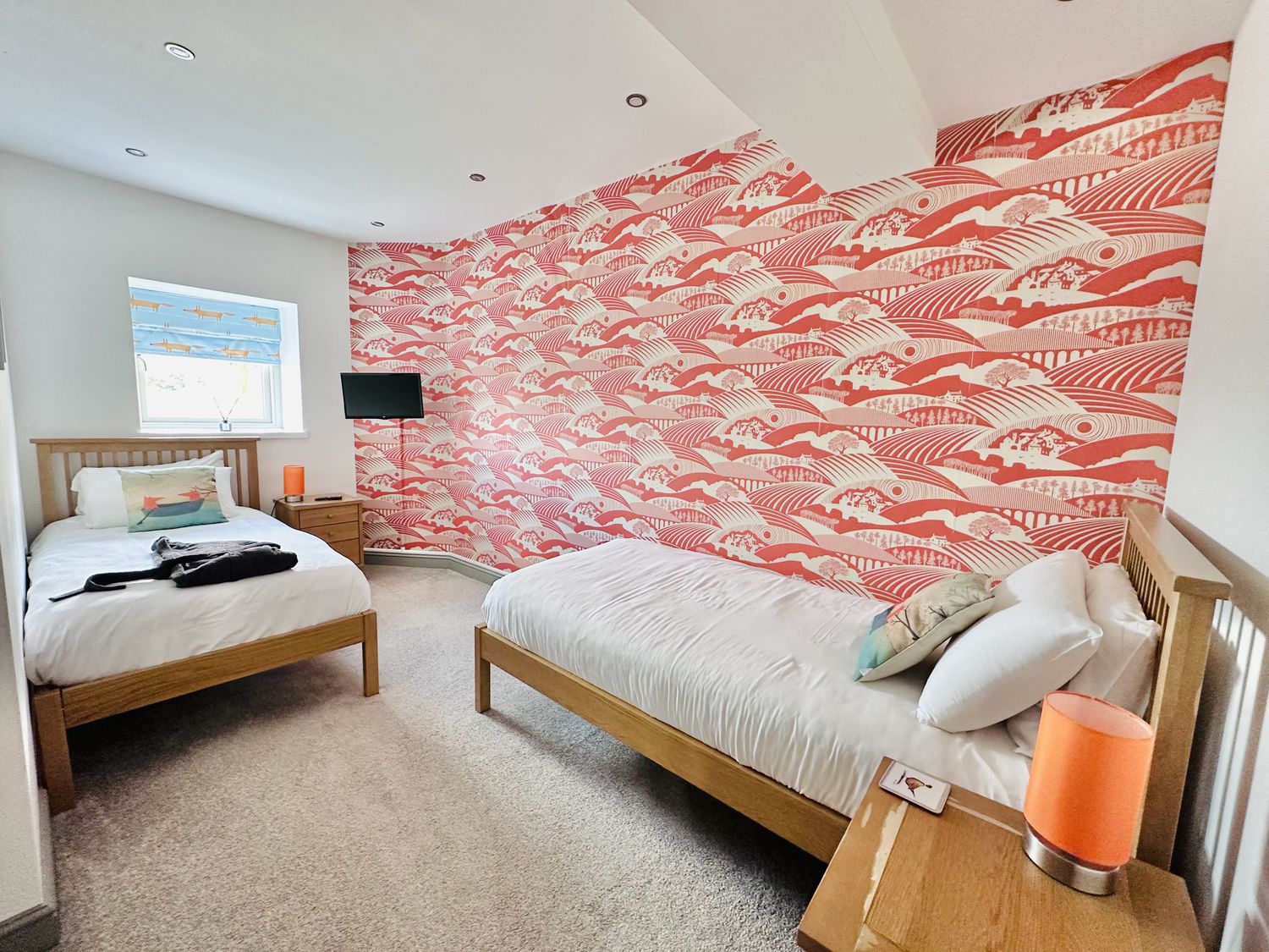 Parlour Barn in Leek, Staffordshire. Hot tub. Woodburning stove. Sauna. Games room. Pet-friendly. TV