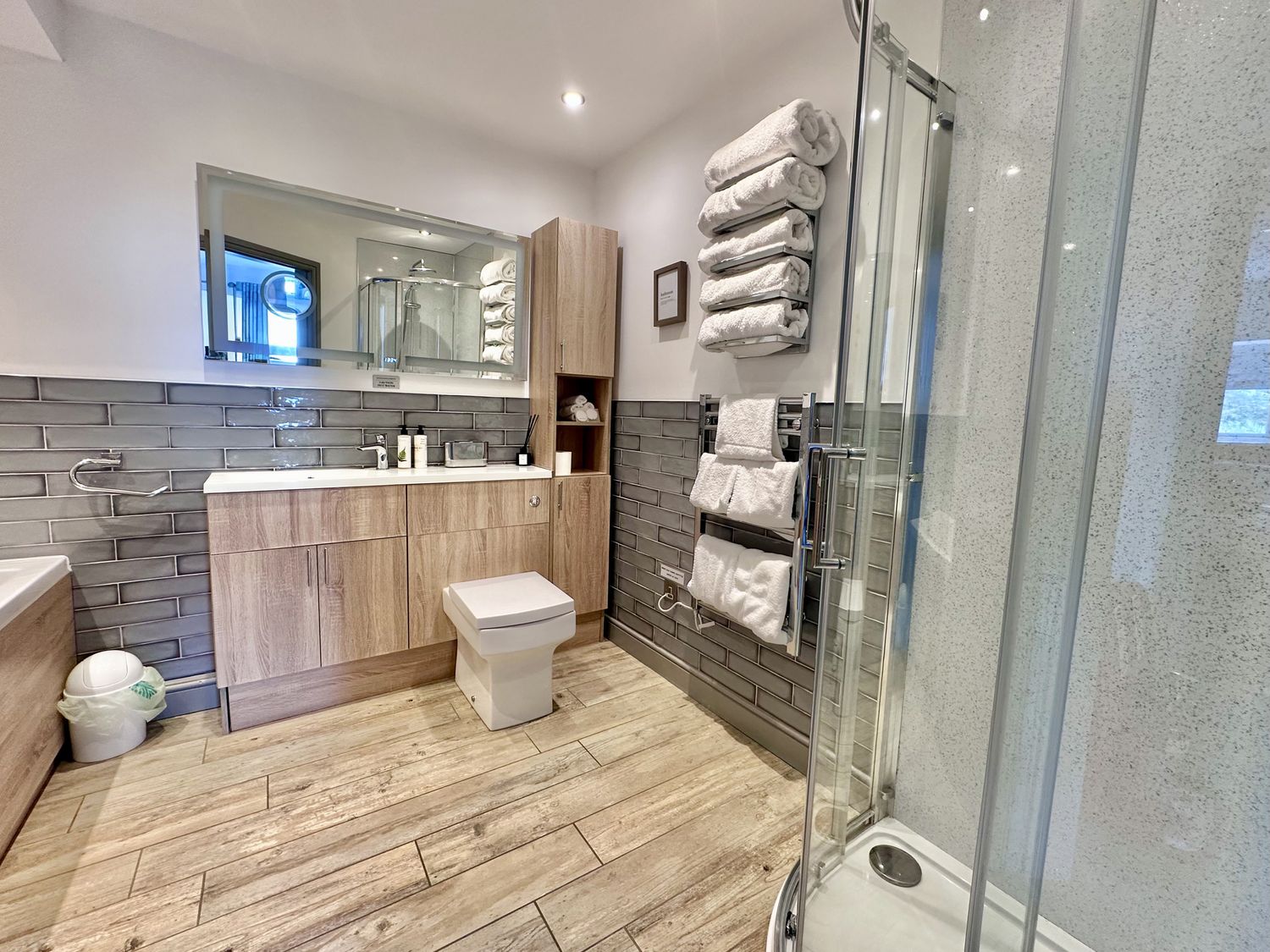 Parlour Barn in Leek, Staffordshire. Hot tub. Woodburning stove. Sauna. Games room. Pet-friendly. TV