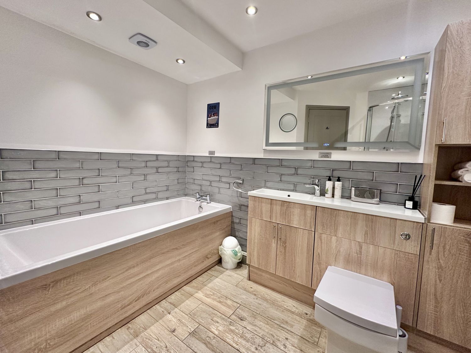 Parlour Barn in Leek, Staffordshire. Hot tub. Woodburning stove. Sauna. Games room. Pet-friendly. TV