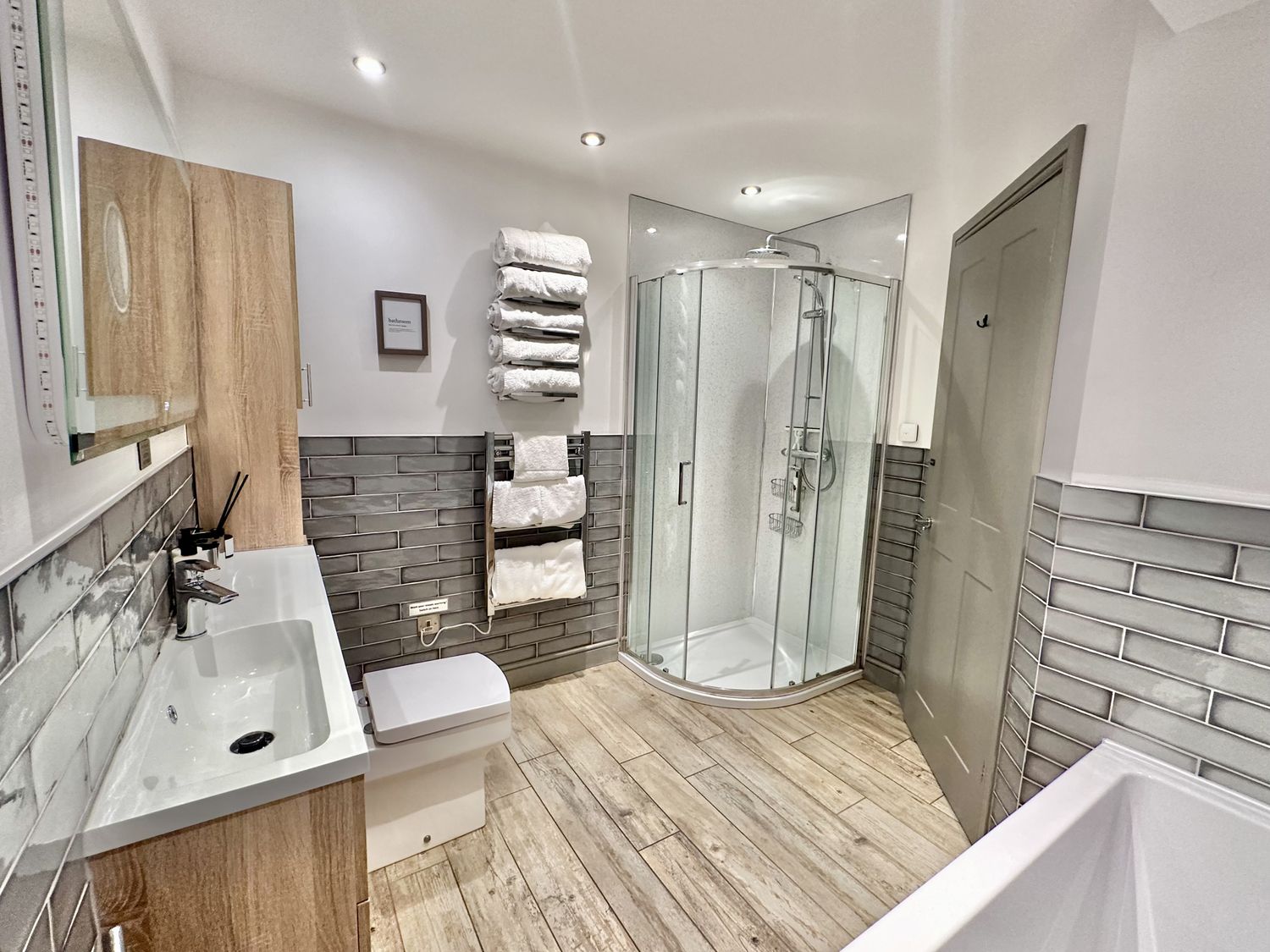 Parlour Barn in Leek, Staffordshire. Hot tub. Woodburning stove. Sauna. Games room. Pet-friendly. TV