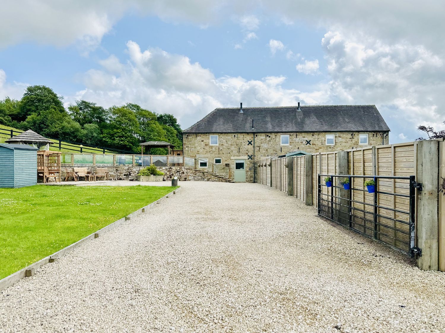 Parlour Barn in Leek, Staffordshire. Hot tub. Woodburning stove. Sauna. Games room. Pet-friendly. TV