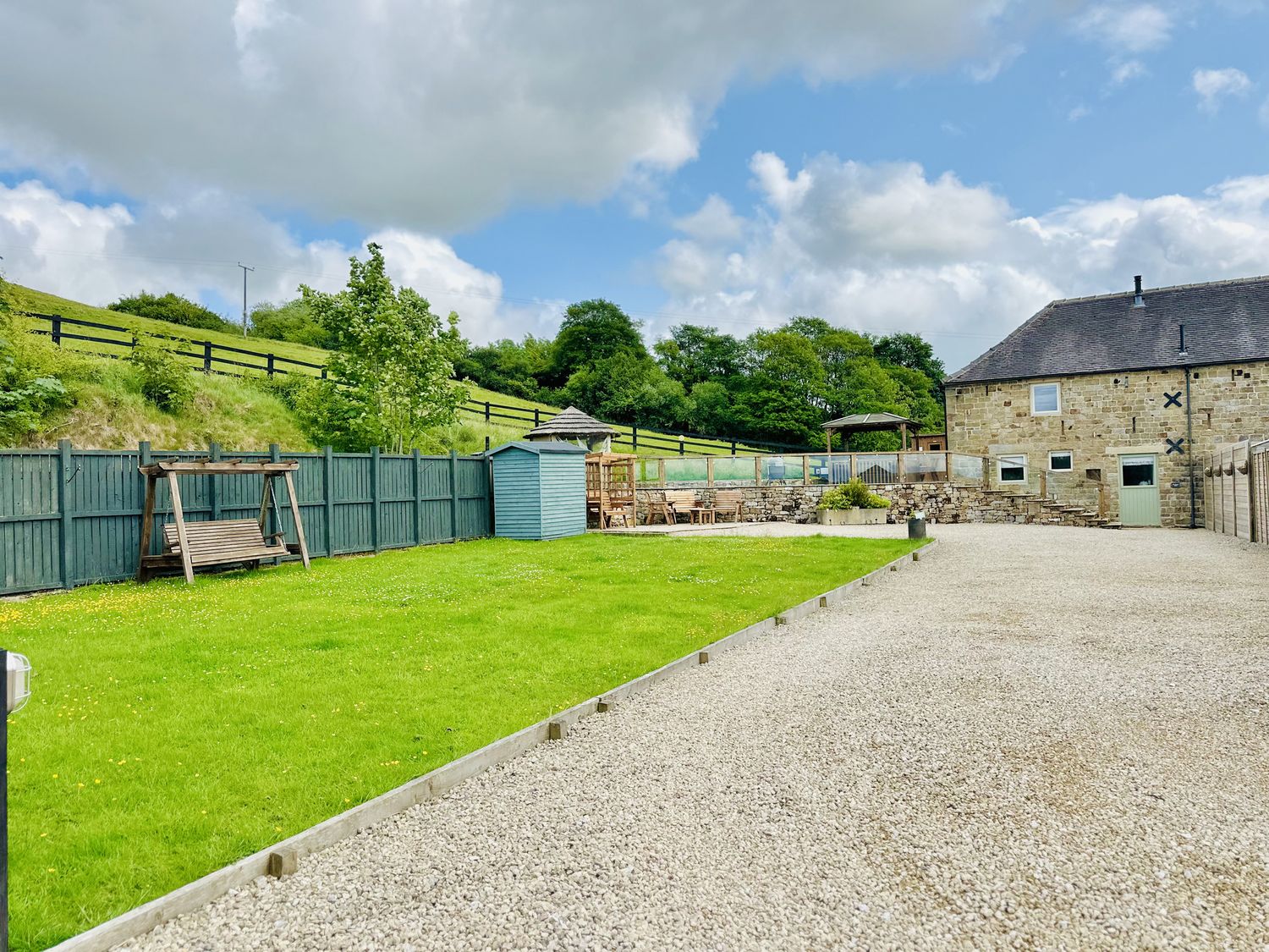 Parlour Barn in Leek, Staffordshire. Hot tub. Woodburning stove. Sauna. Games room. Pet-friendly. TV