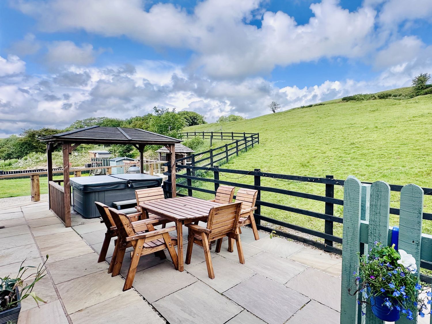 Parlour Barn in Leek, Staffordshire. Hot tub. Woodburning stove. Sauna. Games room. Pet-friendly. TV