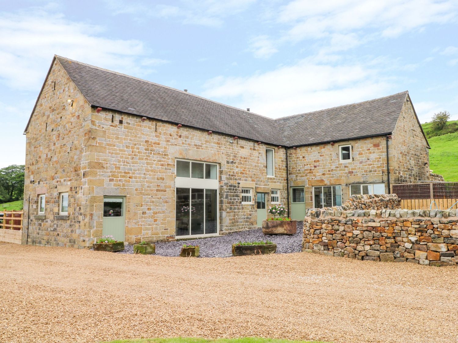 Pastures Barn, Bradnop, Leek, Staffordshire. Woodburning stove. Sauna. Hot tub. Pet-friendly. Games.