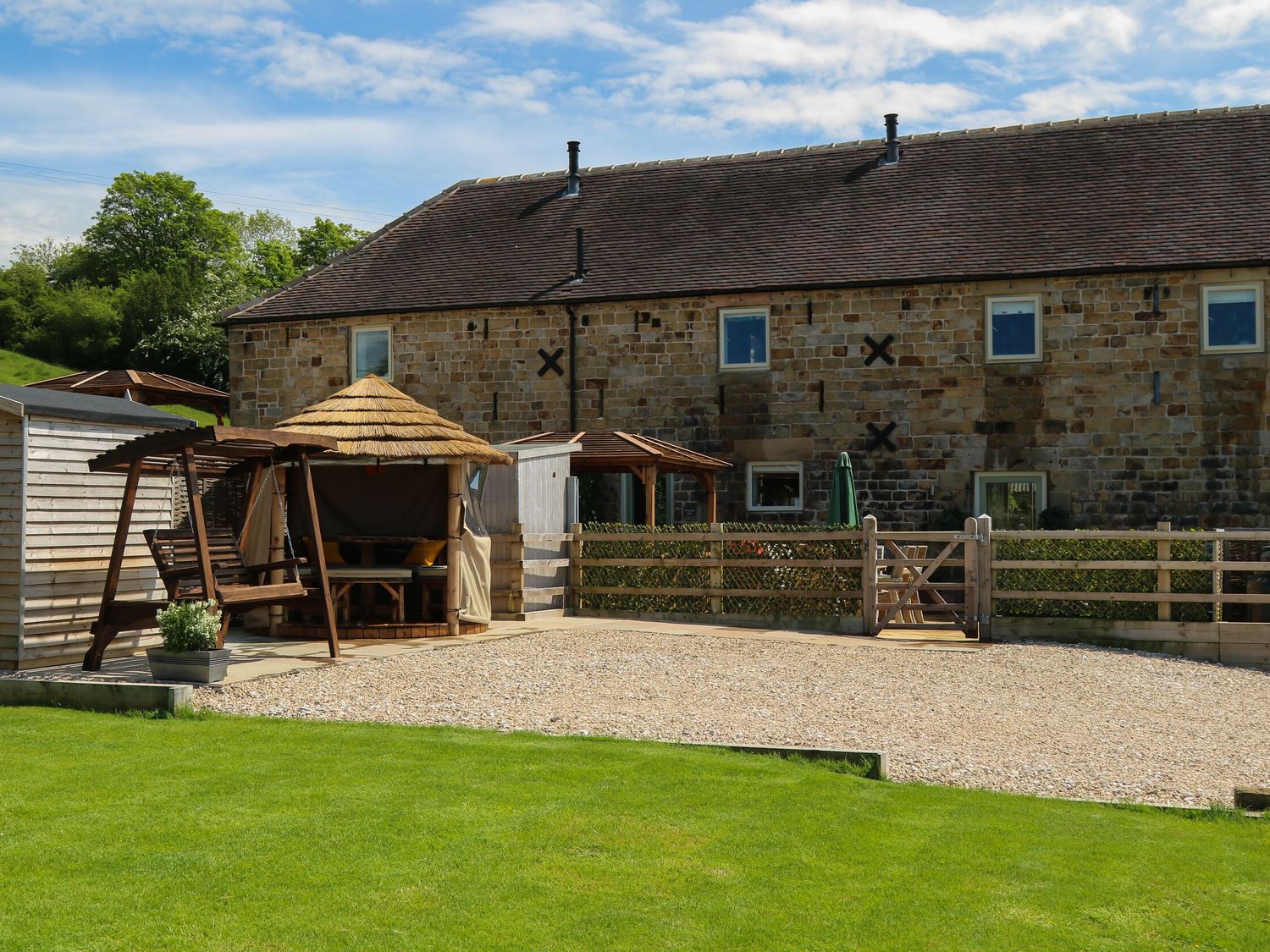 Pastures Barn, Bradnop, Leek, Staffordshire. Woodburning stove. Sauna. Hot tub. Pet-friendly. Games.