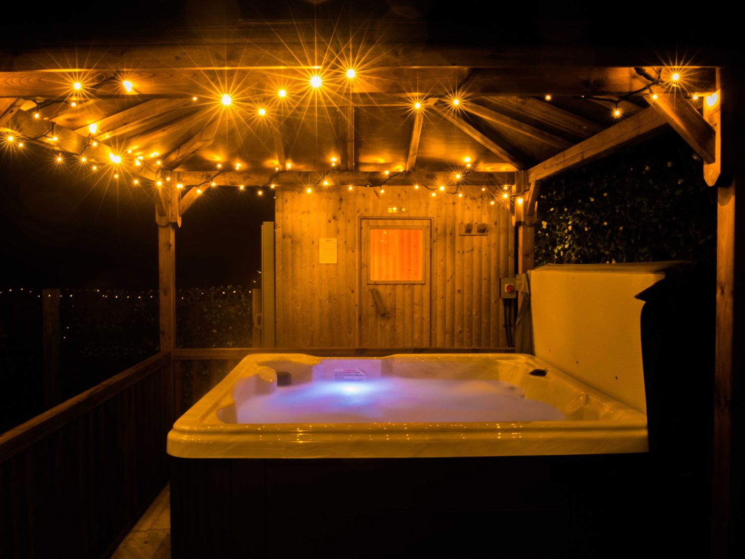 Pastures Barn, Bradnop, Leek, Staffordshire. Woodburning stove. Sauna. Hot tub. Pet-friendly. Games.