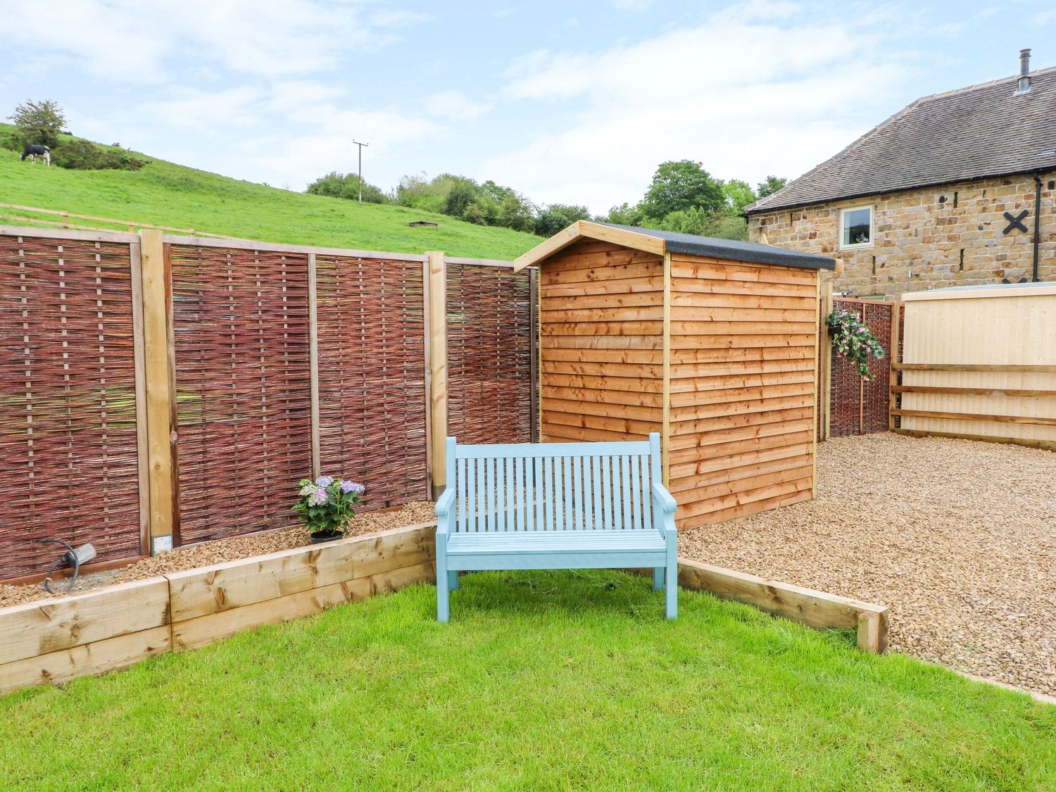 Pastures Barn, Bradnop, Leek, Staffordshire. Woodburning stove. Sauna. Hot tub. Pet-friendly. Games.