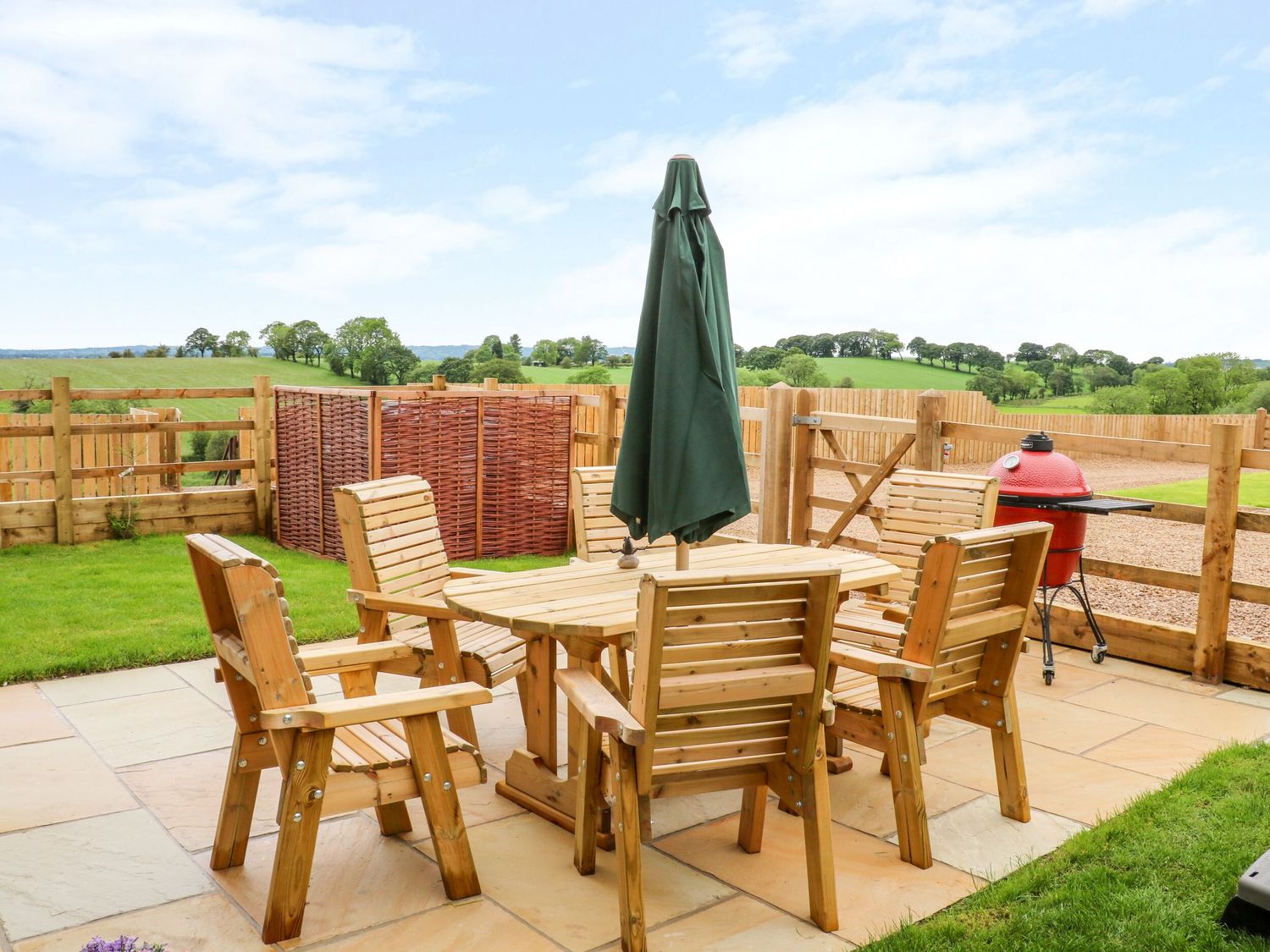 Pastures Barn, Bradnop, Leek, Staffordshire. Woodburning stove. Sauna. Hot tub. Pet-friendly. Games.