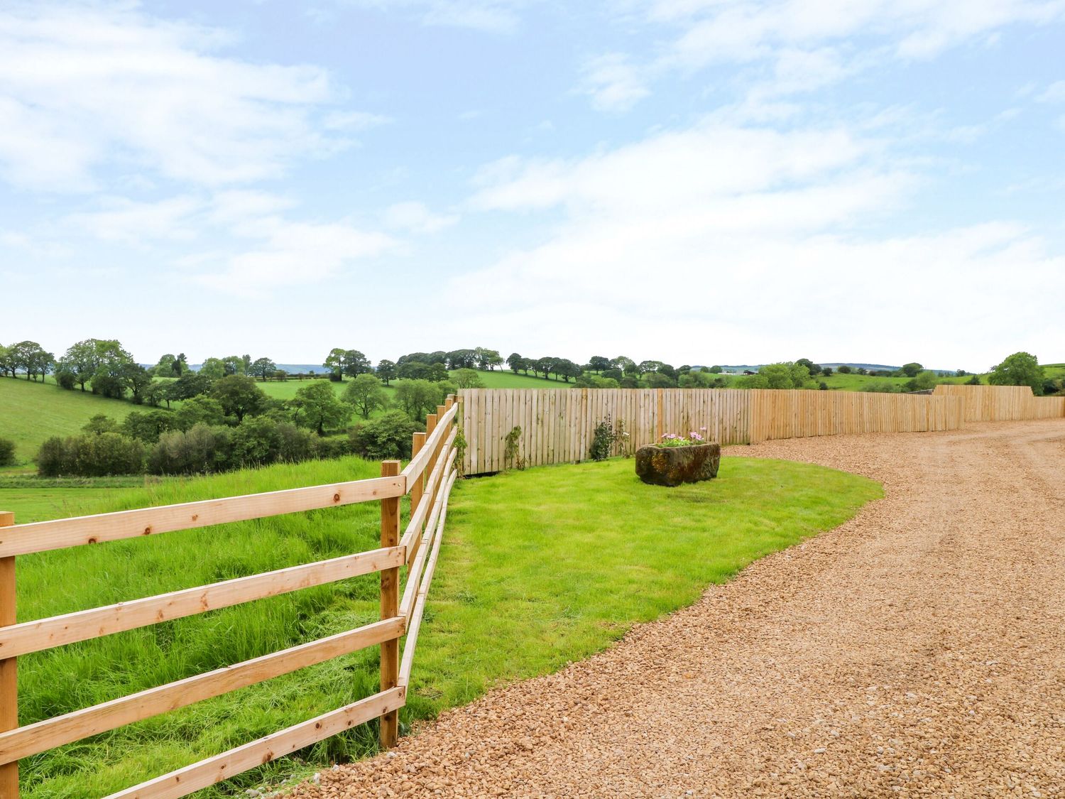 Pastures Barn, Bradnop, Leek, Staffordshire. Woodburning stove. Sauna. Hot tub. Pet-friendly. Games.