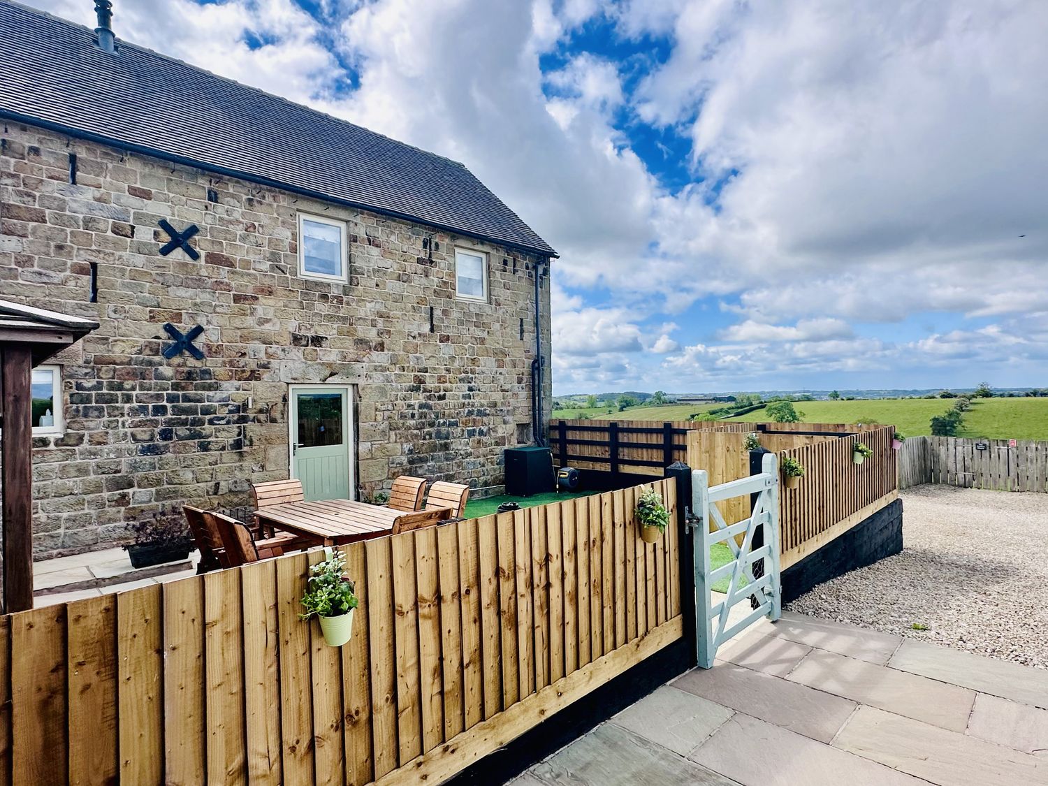 Pastures Barn, Bradnop, Leek, Staffordshire. Woodburning stove. Sauna. Hot tub. Pet-friendly. Games.