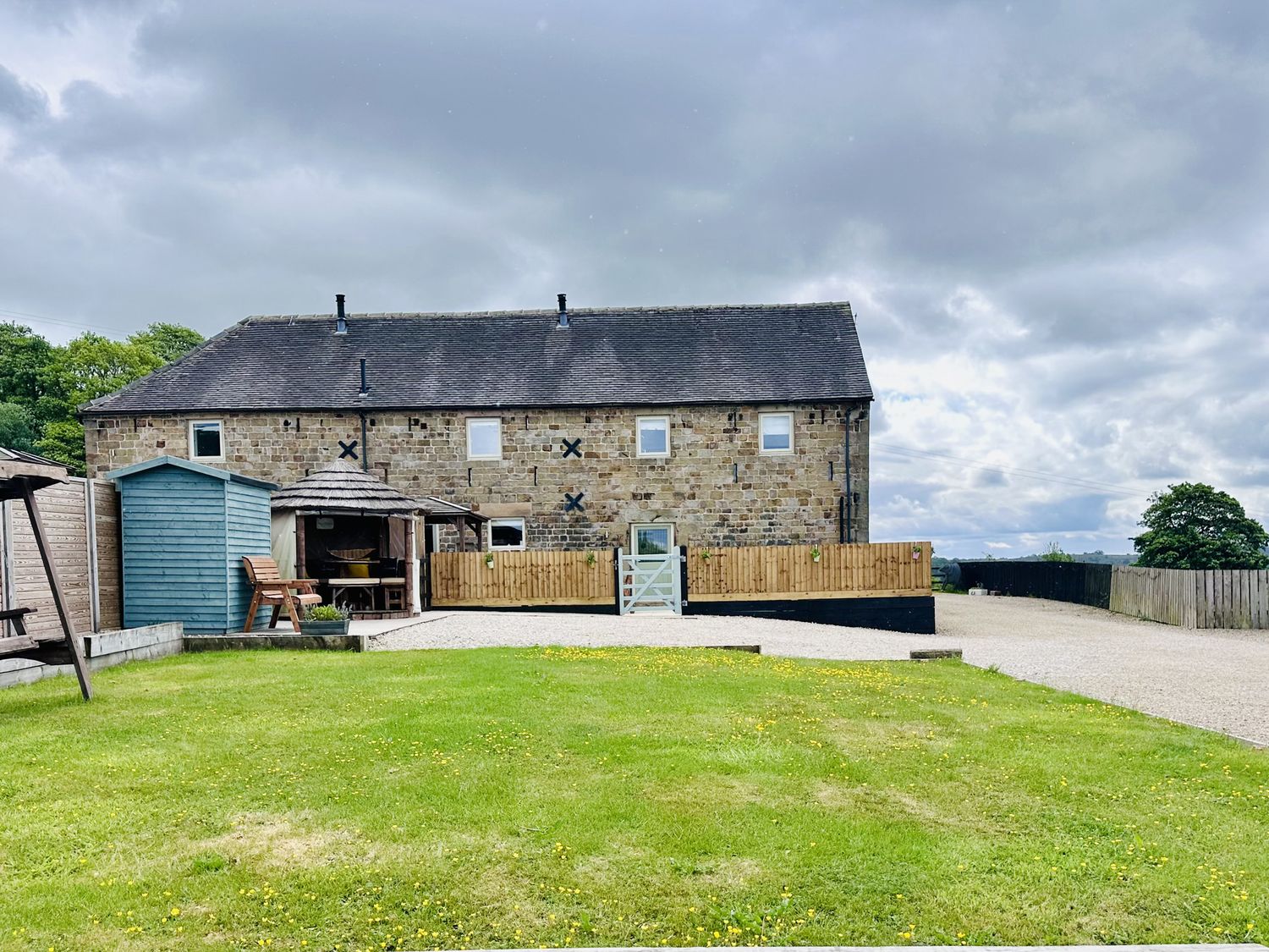 Pastures Barn, Bradnop, Leek, Staffordshire. Woodburning stove. Sauna. Hot tub. Pet-friendly. Games.