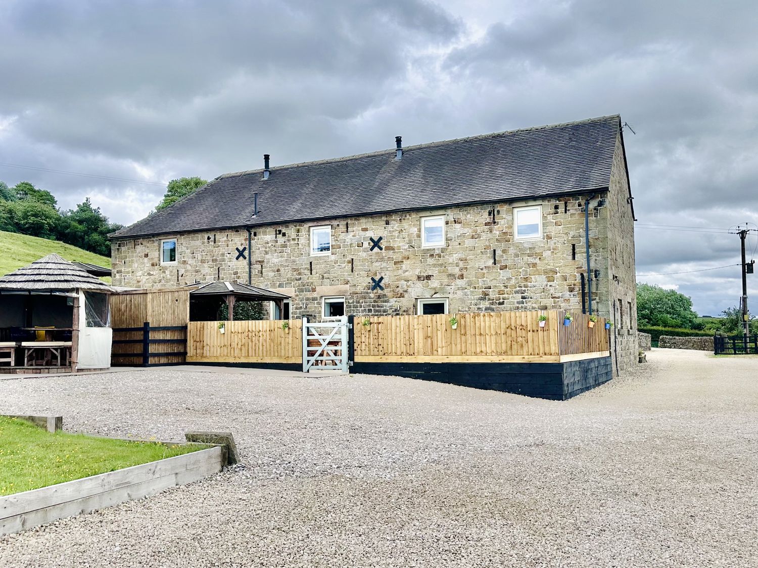 Pastures Barn, Bradnop, Leek, Staffordshire. Woodburning stove. Sauna. Hot tub. Pet-friendly. Games.