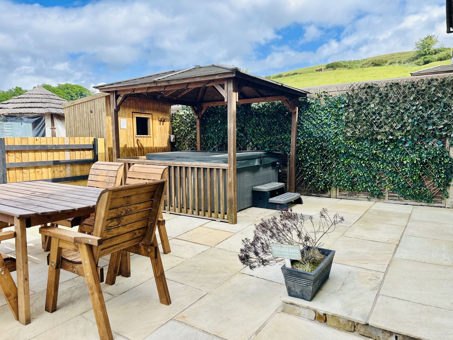 Pastures Barn, Bradnop, Leek, Staffordshire. Woodburning stove. Sauna. Hot tub. Pet-friendly. Games.