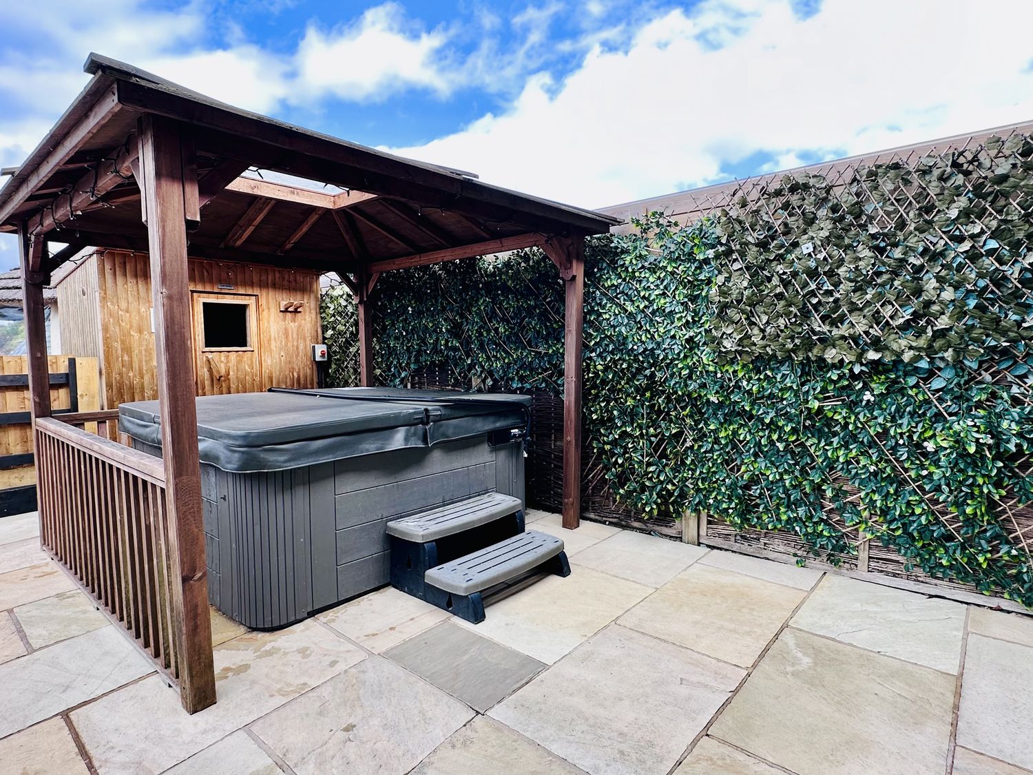 Pastures Barn, Bradnop, Leek, Staffordshire. Woodburning stove. Sauna. Hot tub. Pet-friendly. Games.