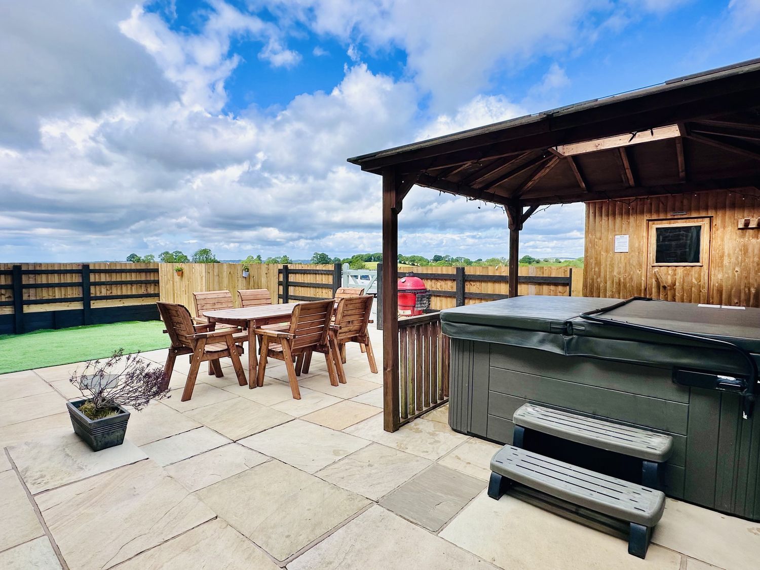 Pastures Barn, Bradnop, Leek, Staffordshire. Woodburning stove. Sauna. Hot tub. Pet-friendly. Games.