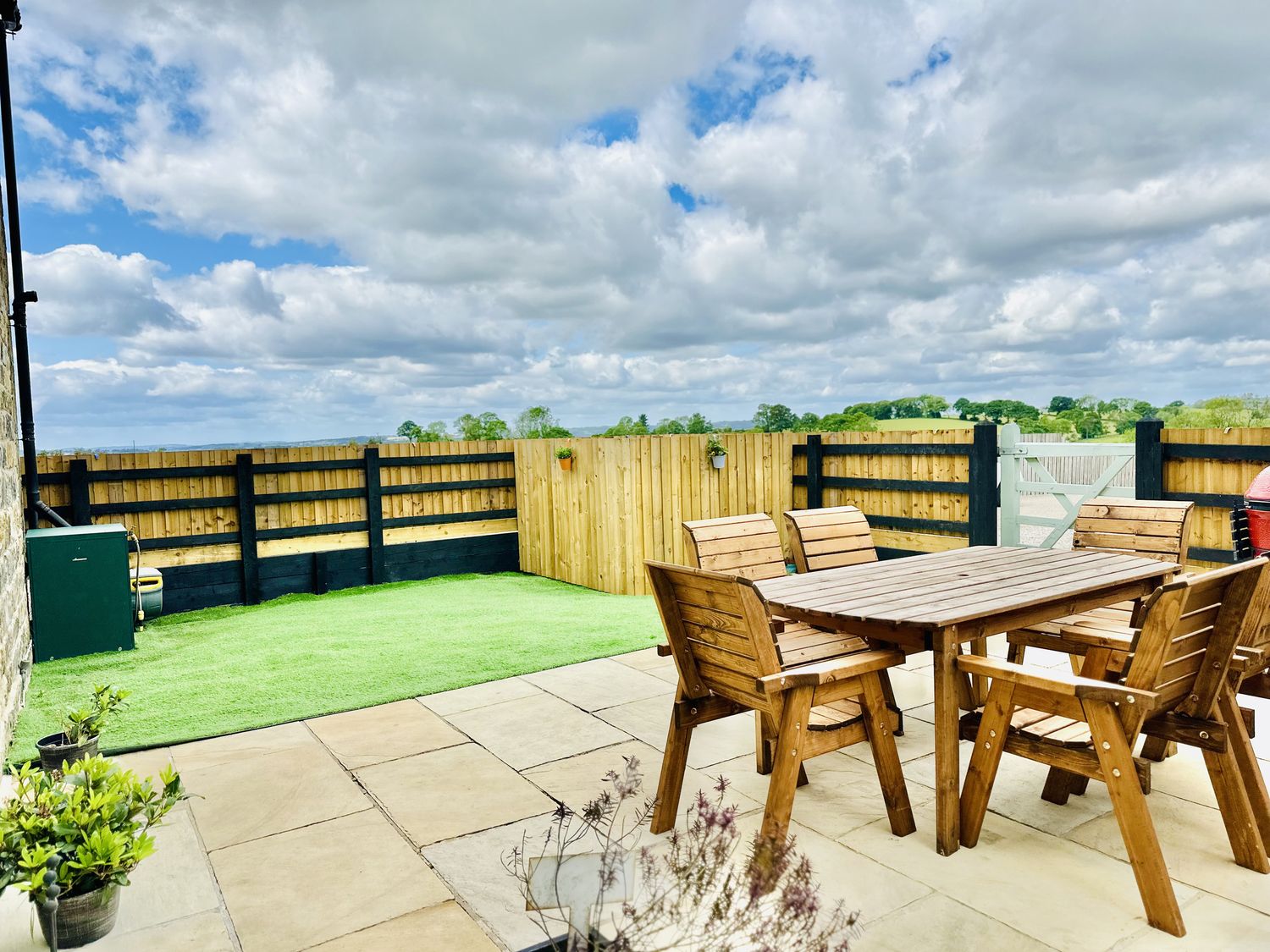 Pastures Barn, Bradnop, Leek, Staffordshire. Woodburning stove. Sauna. Hot tub. Pet-friendly. Games.