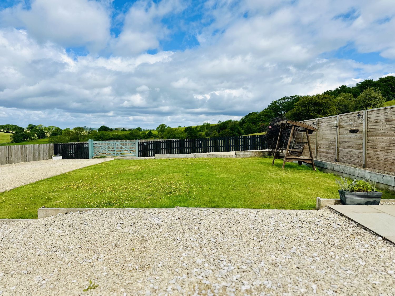 Pastures Barn, Bradnop, Leek, Staffordshire. Woodburning stove. Sauna. Hot tub. Pet-friendly. Games.