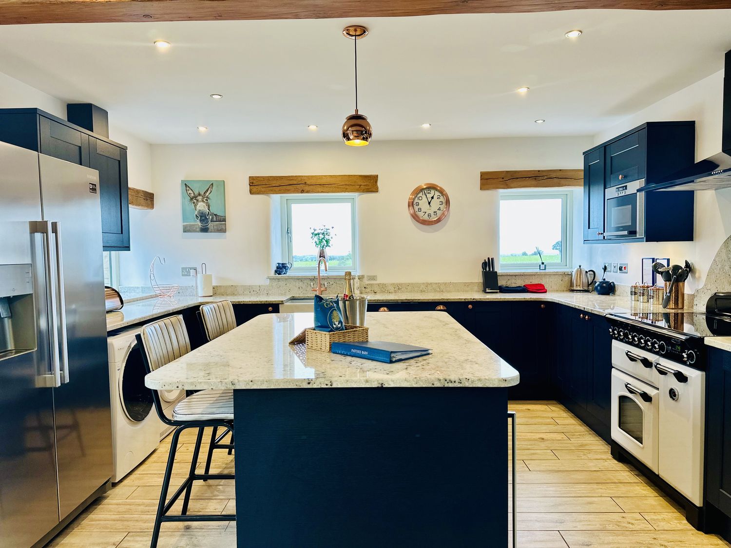 Pastures Barn, Bradnop, Leek, Staffordshire. Woodburning stove. Sauna. Hot tub. Pet-friendly. Games.