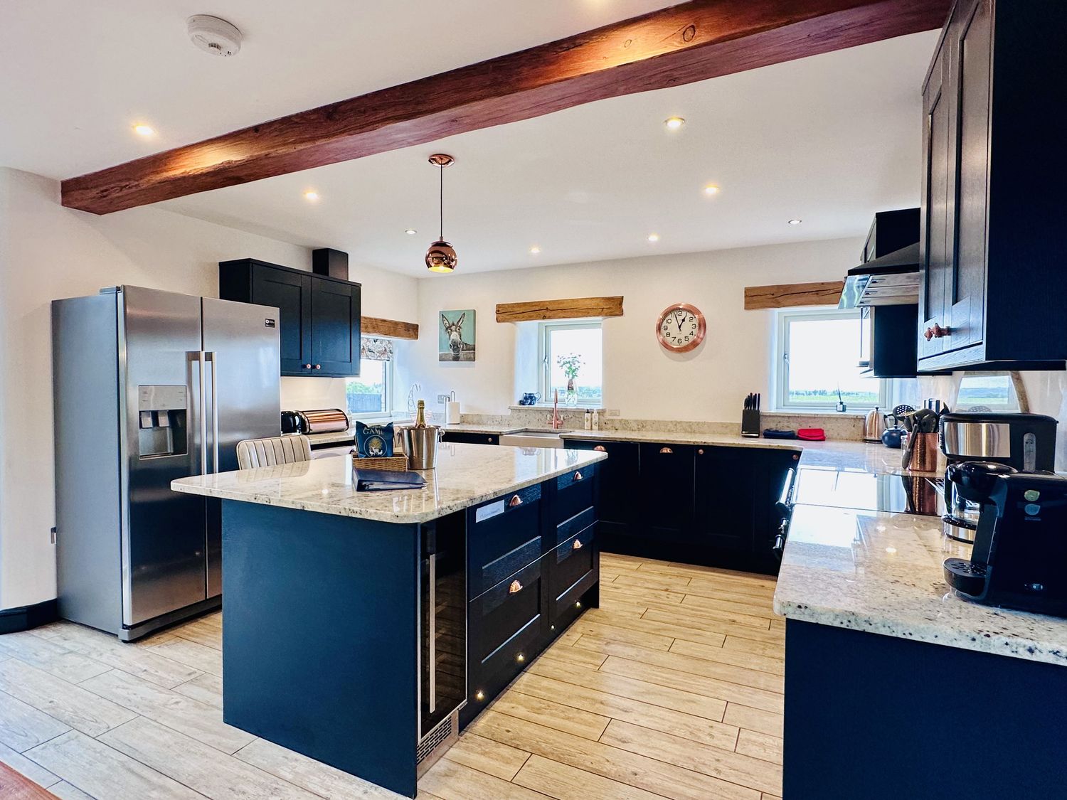 Pastures Barn, Bradnop, Leek, Staffordshire. Woodburning stove. Sauna. Hot tub. Pet-friendly. Games.