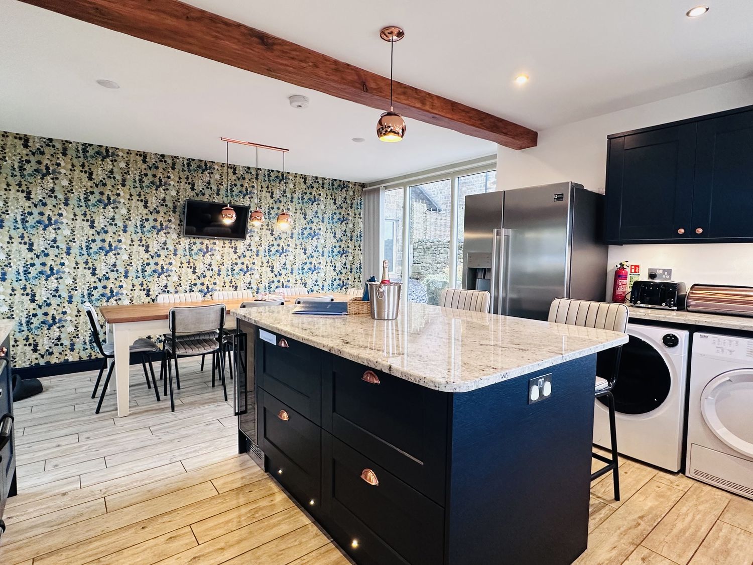 Pastures Barn, Bradnop, Leek, Staffordshire. Woodburning stove. Sauna. Hot tub. Pet-friendly. Games.