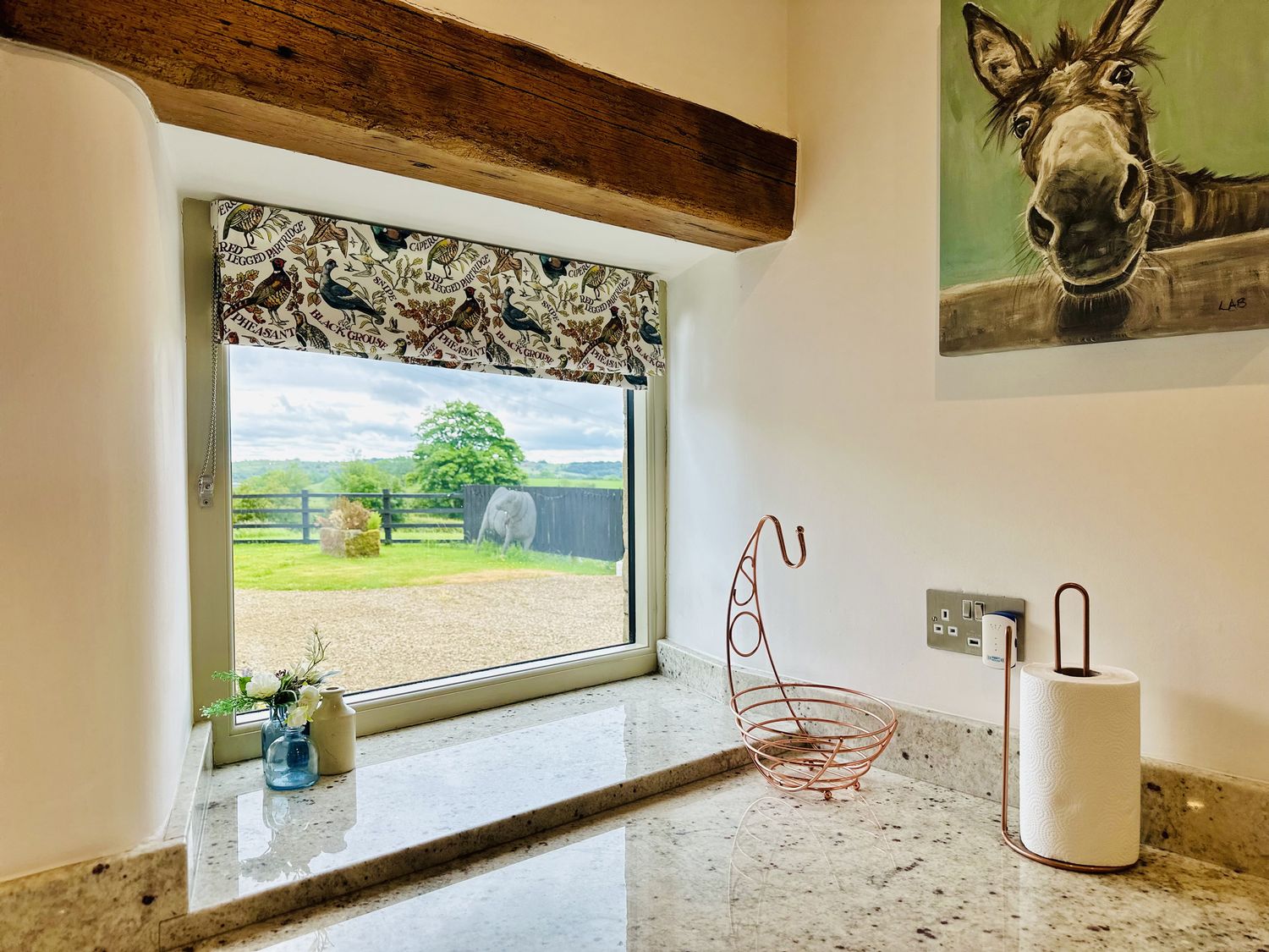 Pastures Barn, Bradnop, Leek, Staffordshire. Woodburning stove. Sauna. Hot tub. Pet-friendly. Games.