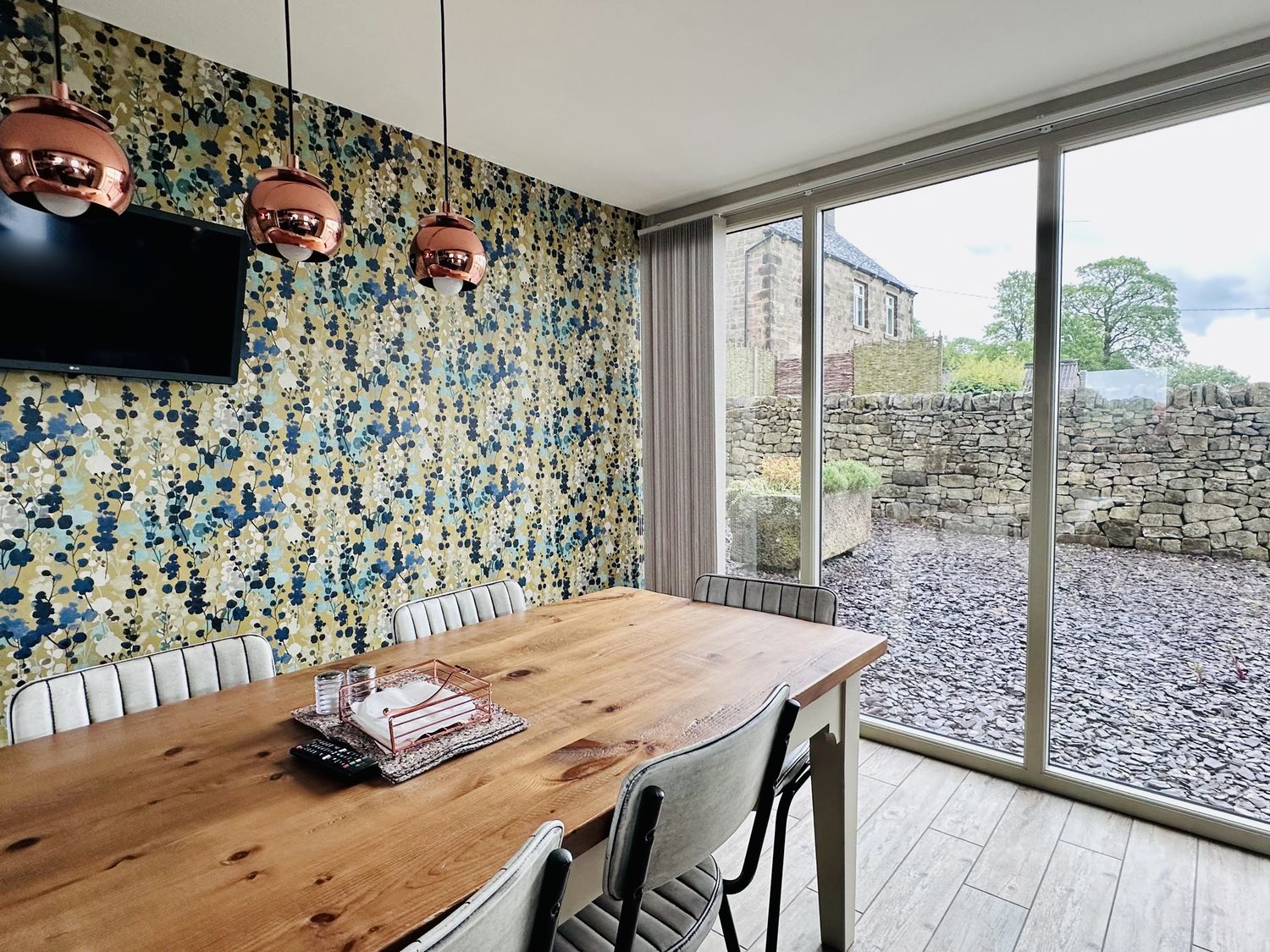 Pastures Barn, Bradnop, Leek, Staffordshire. Woodburning stove. Sauna. Hot tub. Pet-friendly. Games.