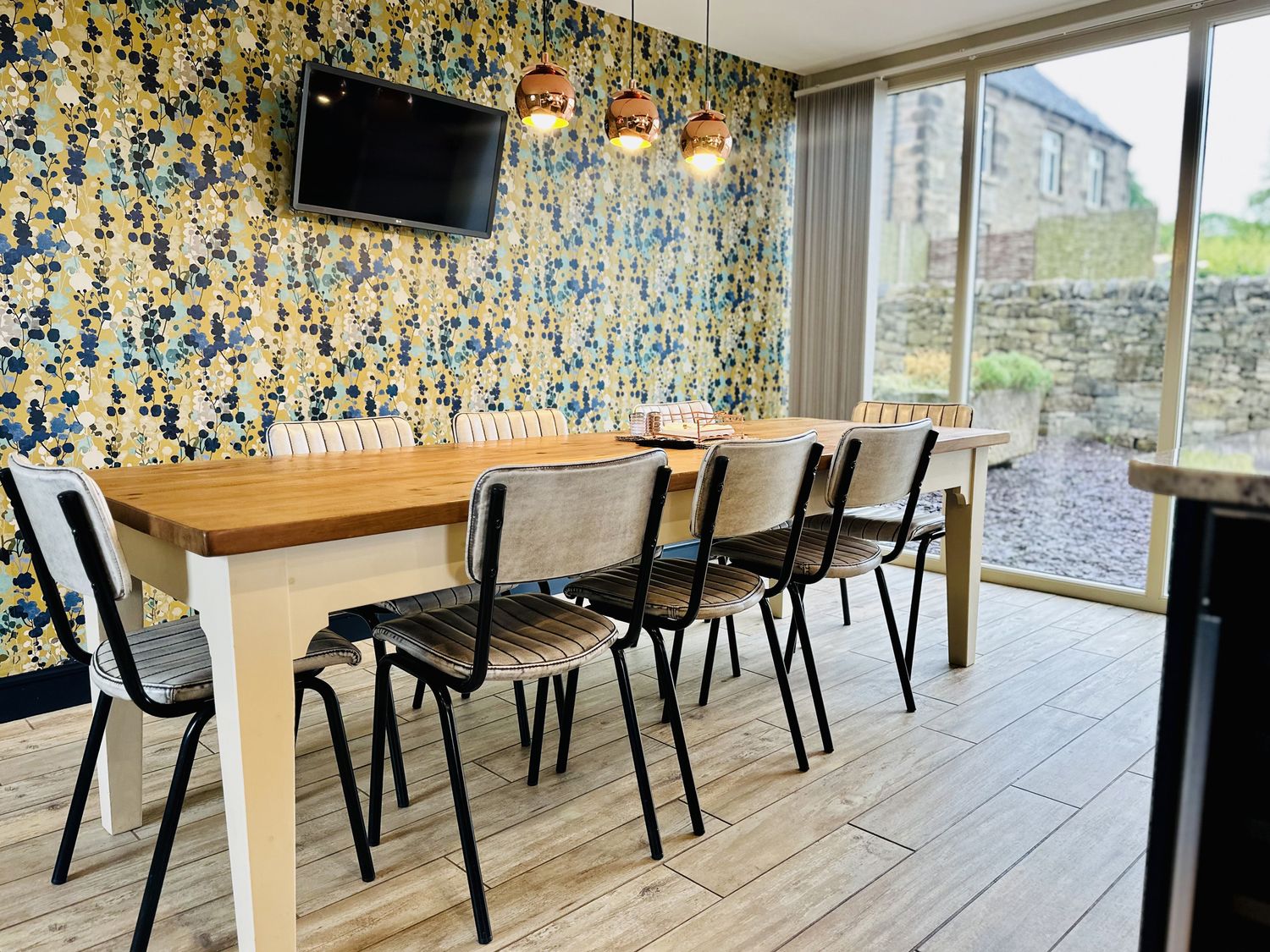Pastures Barn, Bradnop, Leek, Staffordshire. Woodburning stove. Sauna. Hot tub. Pet-friendly. Games.