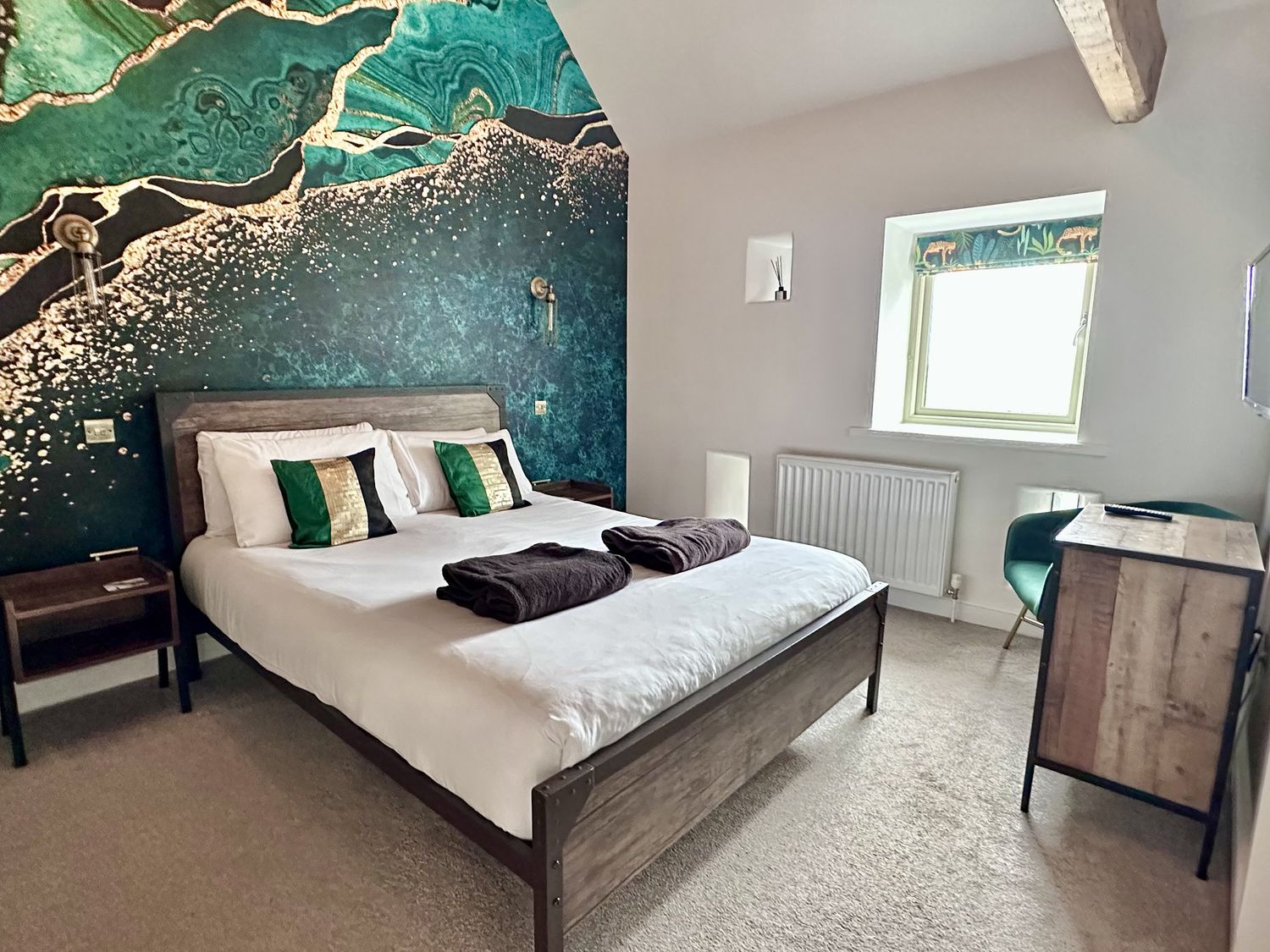 Pastures Barn, Bradnop, Leek, Staffordshire. Woodburning stove. Sauna. Hot tub. Pet-friendly. Games.
