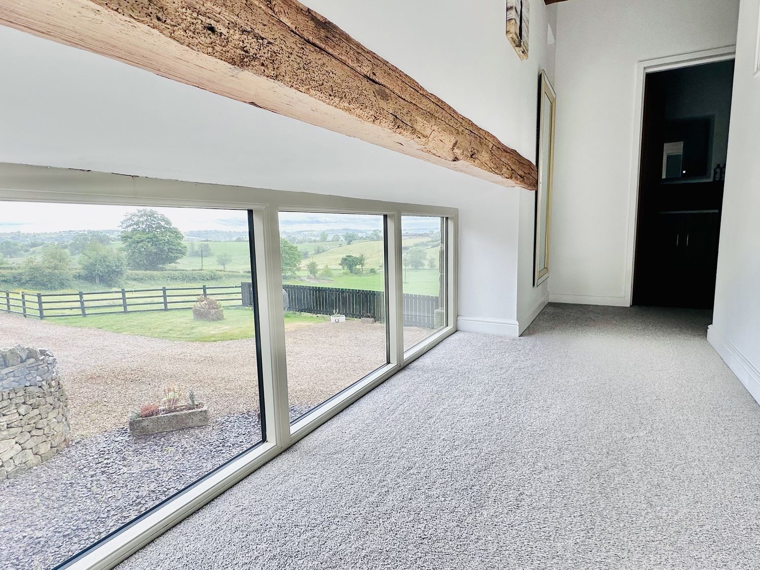 Pastures Barn, Bradnop, Leek, Staffordshire. Woodburning stove. Sauna. Hot tub. Pet-friendly. Games.