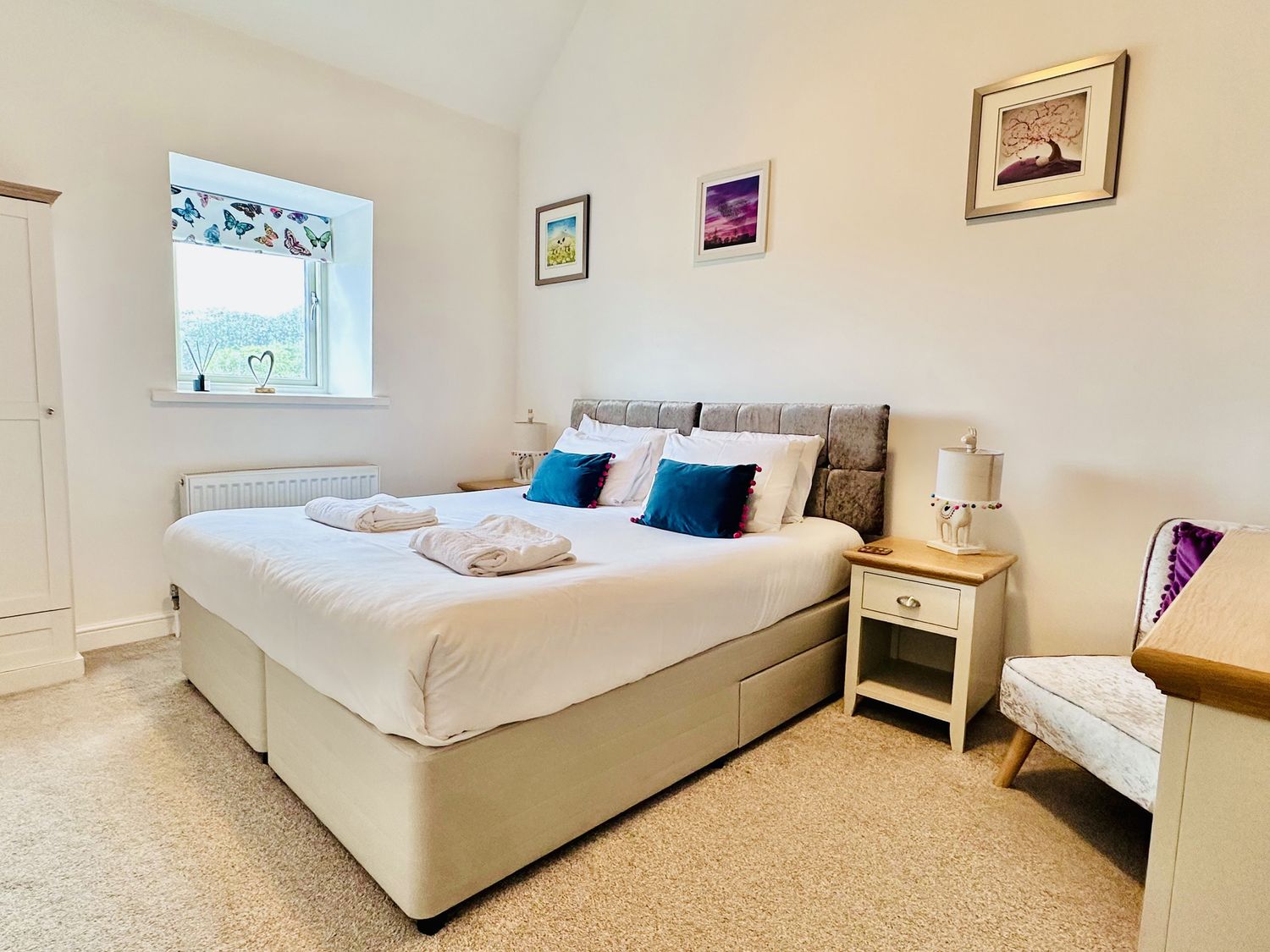 Pastures Barn, Bradnop, Leek, Staffordshire. Woodburning stove. Sauna. Hot tub. Pet-friendly. Games.