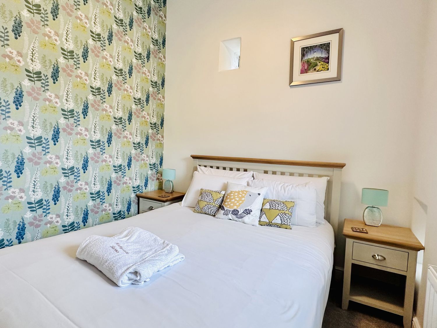 Pastures Barn, Bradnop, Leek, Staffordshire. Woodburning stove. Sauna. Hot tub. Pet-friendly. Games.
