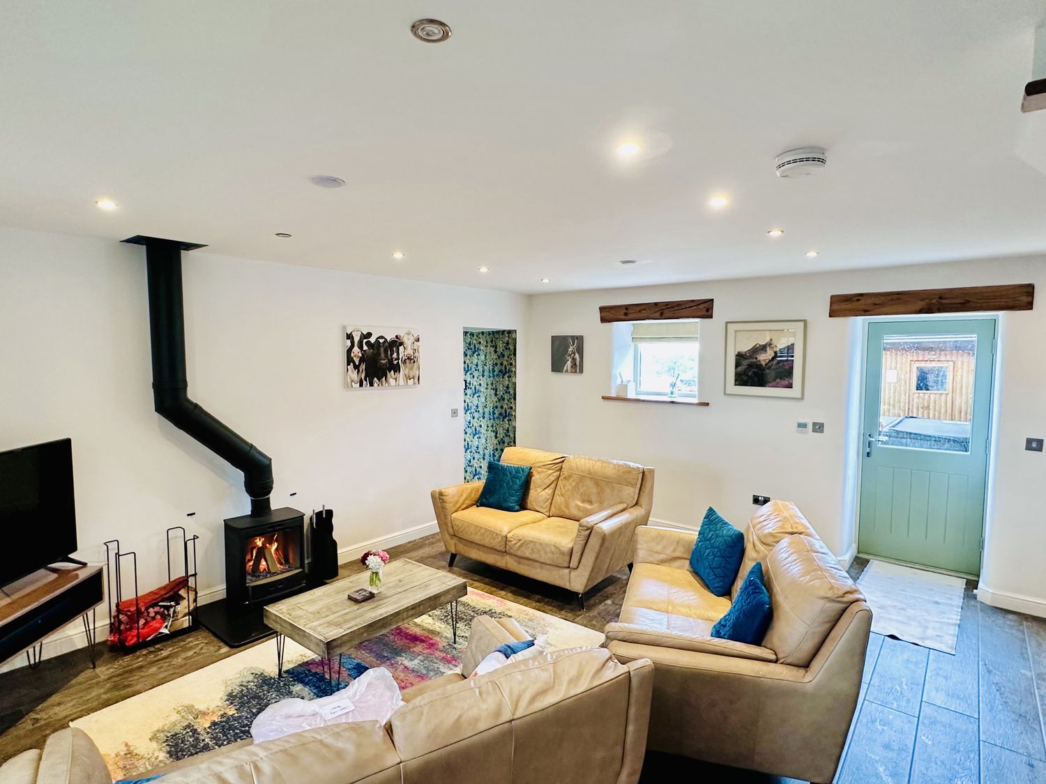 Pastures Barn, Bradnop, Leek, Staffordshire. Woodburning stove. Sauna. Hot tub. Pet-friendly. Games.