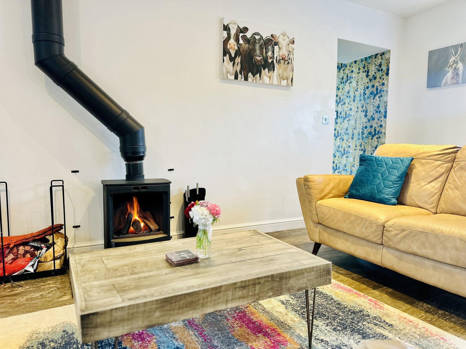 Pastures Barn, Bradnop, Leek, Staffordshire. Woodburning stove. Sauna. Hot tub. Pet-friendly. Games.