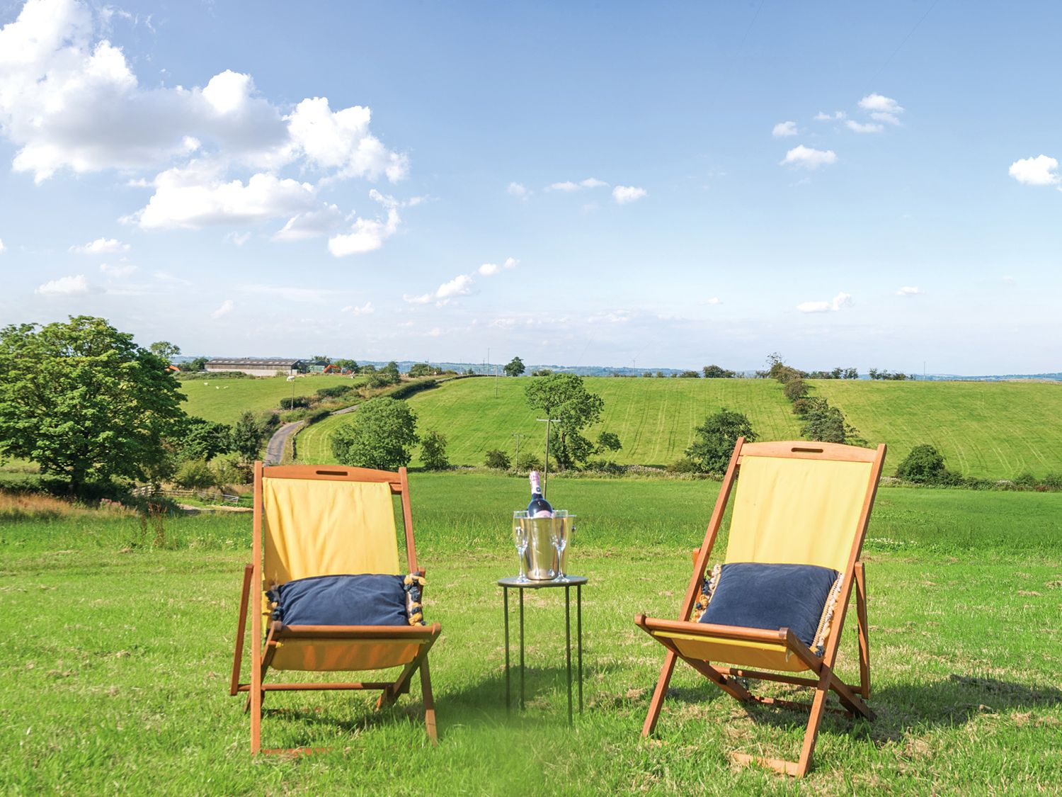 Pastures Barn, Bradnop, Leek, Staffordshire. Woodburning stove. Sauna. Hot tub. Pet-friendly. Games.