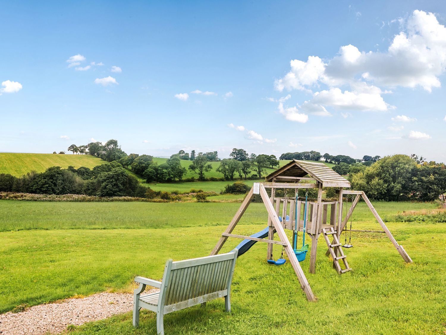 Pastures Barn, Bradnop, Leek, Staffordshire. Woodburning stove. Sauna. Hot tub. Pet-friendly. Games.