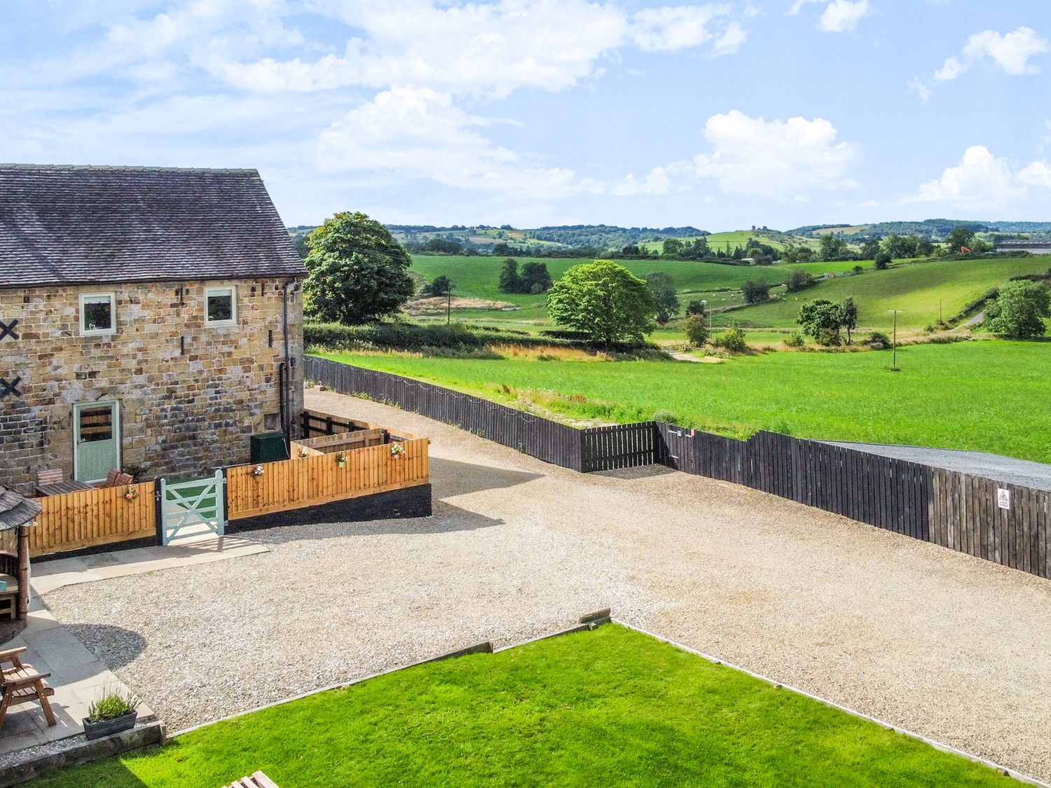 Pastures Barn, Bradnop, Leek, Staffordshire. Woodburning stove. Sauna. Hot tub. Pet-friendly. Games.